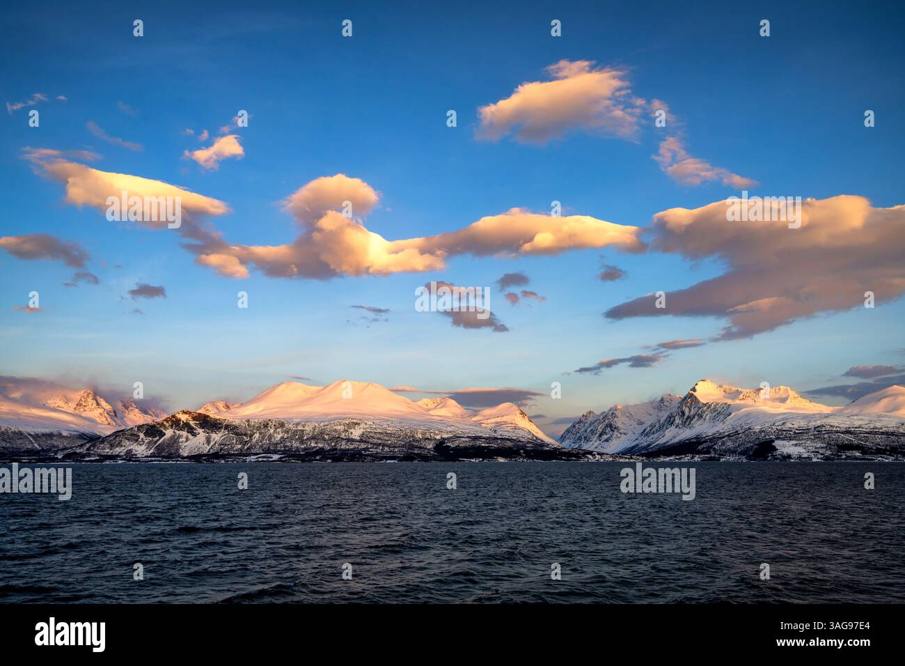 Mattina alle Alpi Lyngen in Norvegia Foto Stock