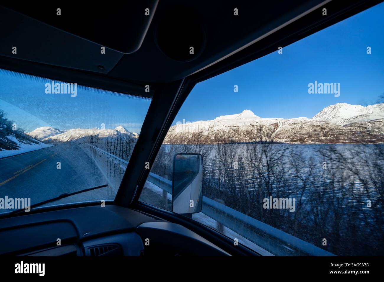Guida lungo il fiordo in Norvegia Foto Stock