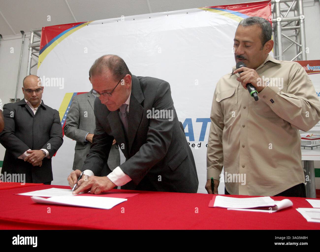 10 aprile 2012 - Caracas, CAPITALE DEL DISTRITO, Venezuela - El ministro de AlimentaciÃ³n Carlos Osorio, firmÃ³ con directivos de la industria farmacÃ©utica el acuerdo para crear Farmapatria. CARACAS, 11-05-2012 (NELSON CASTRO / EL NACIONAL). PROHIBIDO EL USO O REPRODUCCIÃ“N DE ESTA IMAGEN EN VENEZUELA. (Immagine di credito: © El Nacional/GDA/ZUMAPRESS.com) Foto Stock