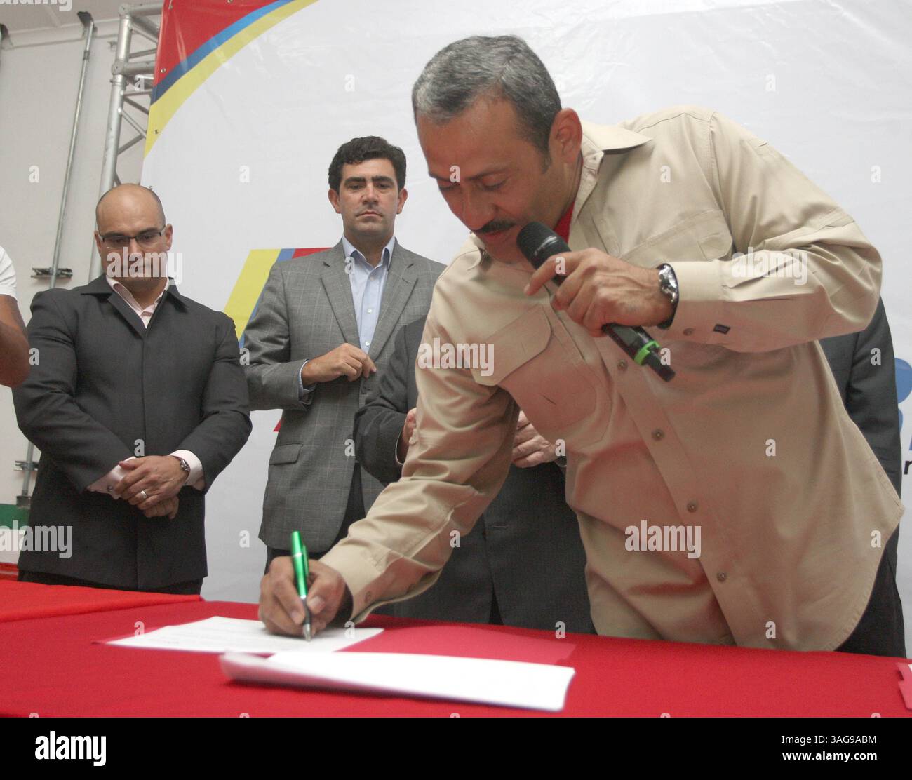10 aprile 2012 - Caracas, CAPITALE DEL DISTRITO, Venezuela - El ministro de AlimentaciÃ³n Carlos Osorio, firmÃ³ con directivos de la industria farmacÃ©utica el acuerdo para crear Farmapatria. CARACAS, 11-05-2012 (NELSON CASTRO / EL NACIONAL). PROHIBIDO EL USO O REPRODUCCIÃ“N DE ESTA IMAGEN EN VENEZUELA. (Immagine di credito: © El Nacional/GDA/ZUMAPRESS.com) Foto Stock
