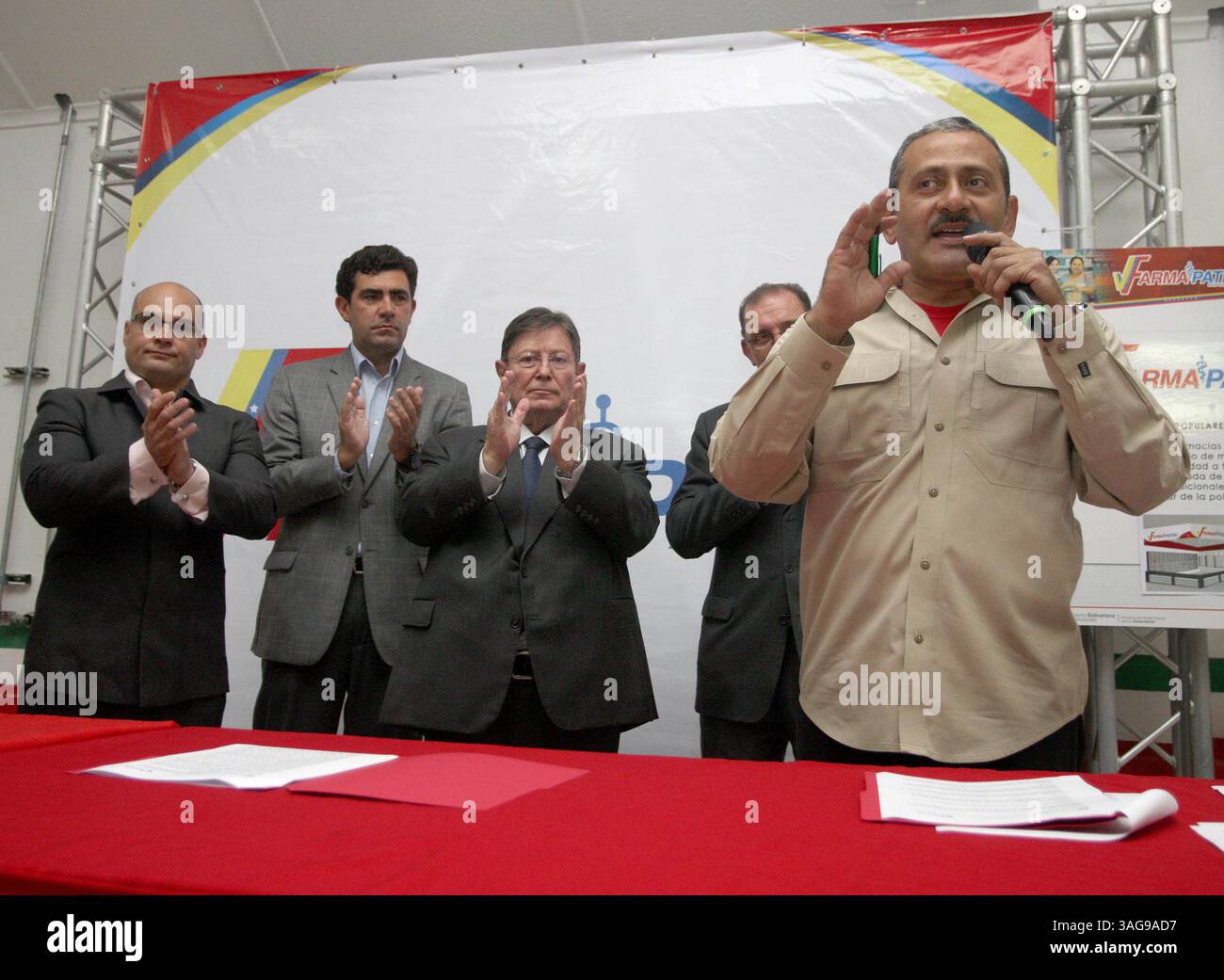 10 aprile 2012 - Caracas, CAPITALE DEL DISTRITO, Venezuela - El ministro de AlimentaciÃ³n Carlos Osorio, firmÃ³ con directivos de la industria farmacÃ©utica el acuerdo para crear Farmapatria. CARACAS, 11-05-2012 (NELSON CASTRO / EL NACIONAL). PROHIBIDO EL USO O REPRODUCCIÃ“N DE ESTA IMAGEN EN VENEZUELA. (Immagine di credito: © El Nacional/GDA/ZUMAPRESS.com) Foto Stock