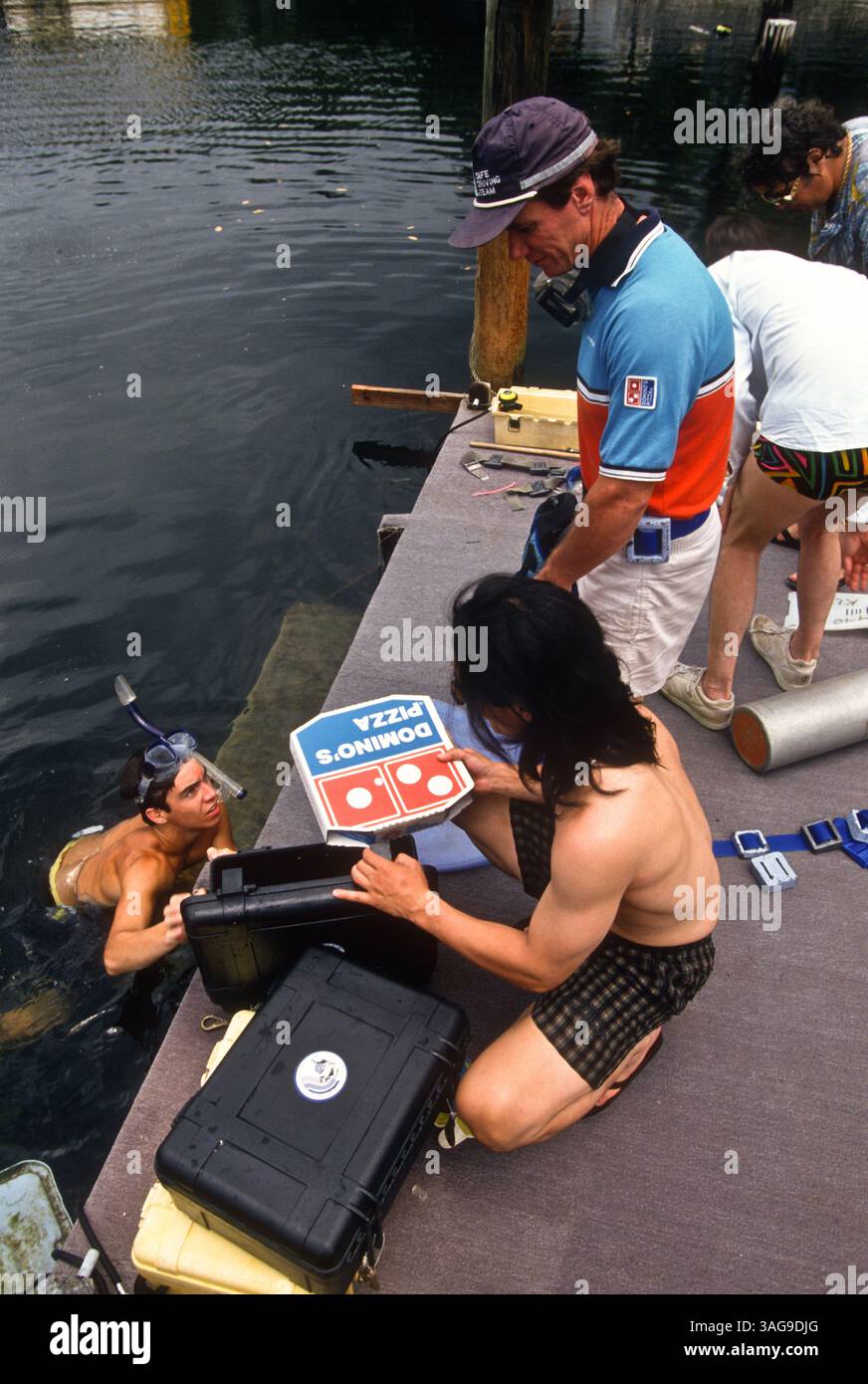 23 aprile 1997 - Key largo, Florida, USA - Un addetto alla consegna della pizza di Domino si prepara a fare una consegna della pizza subacquea a una coppia nel Jules Underwater Lodge, l'unico hotel al mondo completamente sott'acqua. L'hotel è un ex centro di ricerca marina ora situato in 30 metri di acqua in una laguna a Key largo, Florida (Credit Image: © Richard Ellis/ZUMAPRESS.com) Foto Stock