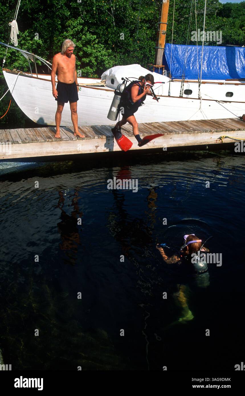 20 maggio 1997 - Key largo, Florida, USA - i sub si preparano ad entrare in acqua al Jules Underwater Lodge, l'unico hotel al mondo completamente sott'acqua. L'hotel è un ex centro di ricerca marina ora situato in 30 metri di acqua in una laguna a Key largo, Florida (Credit Image: © Richard Ellis/ZUMAPRESS.com) Foto Stock