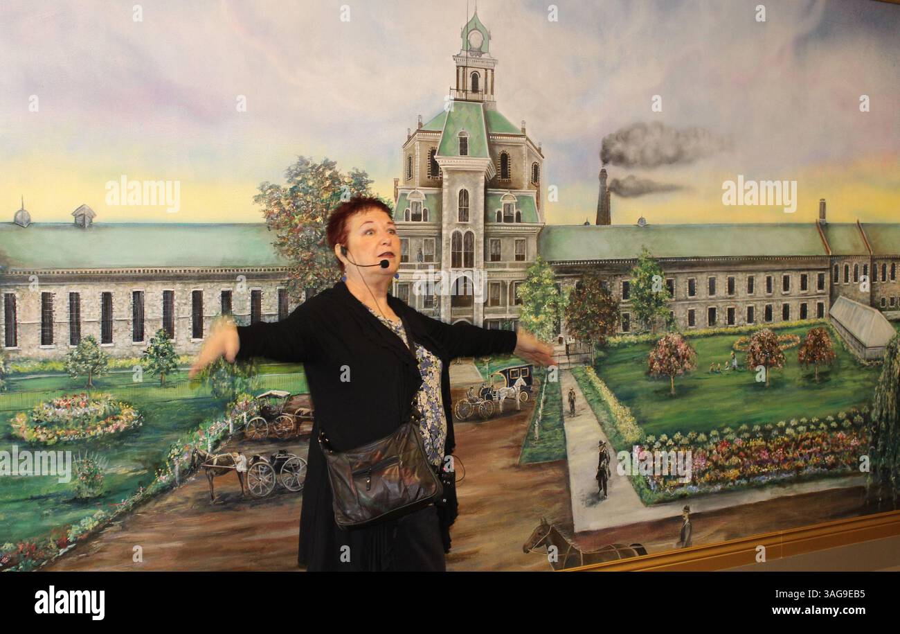 2 maggio 2012 - Jackson, Michigan, USA - Judy Gail Krasnow si trova di fronte a un murale progettato da Jean Weir e Hector Trujillo della storica prigione di Jackson, Michigan, 2 maggio 2012, mentre conduce un gruppo attraverso un tour della struttura, che ha aperto nel 1842. E' stata la prima prigione del Michigan. (Immagine di credito: © Mike Brookbank/Detroit Free Press/MCT/ZUMAPRESS.com) Foto Stock