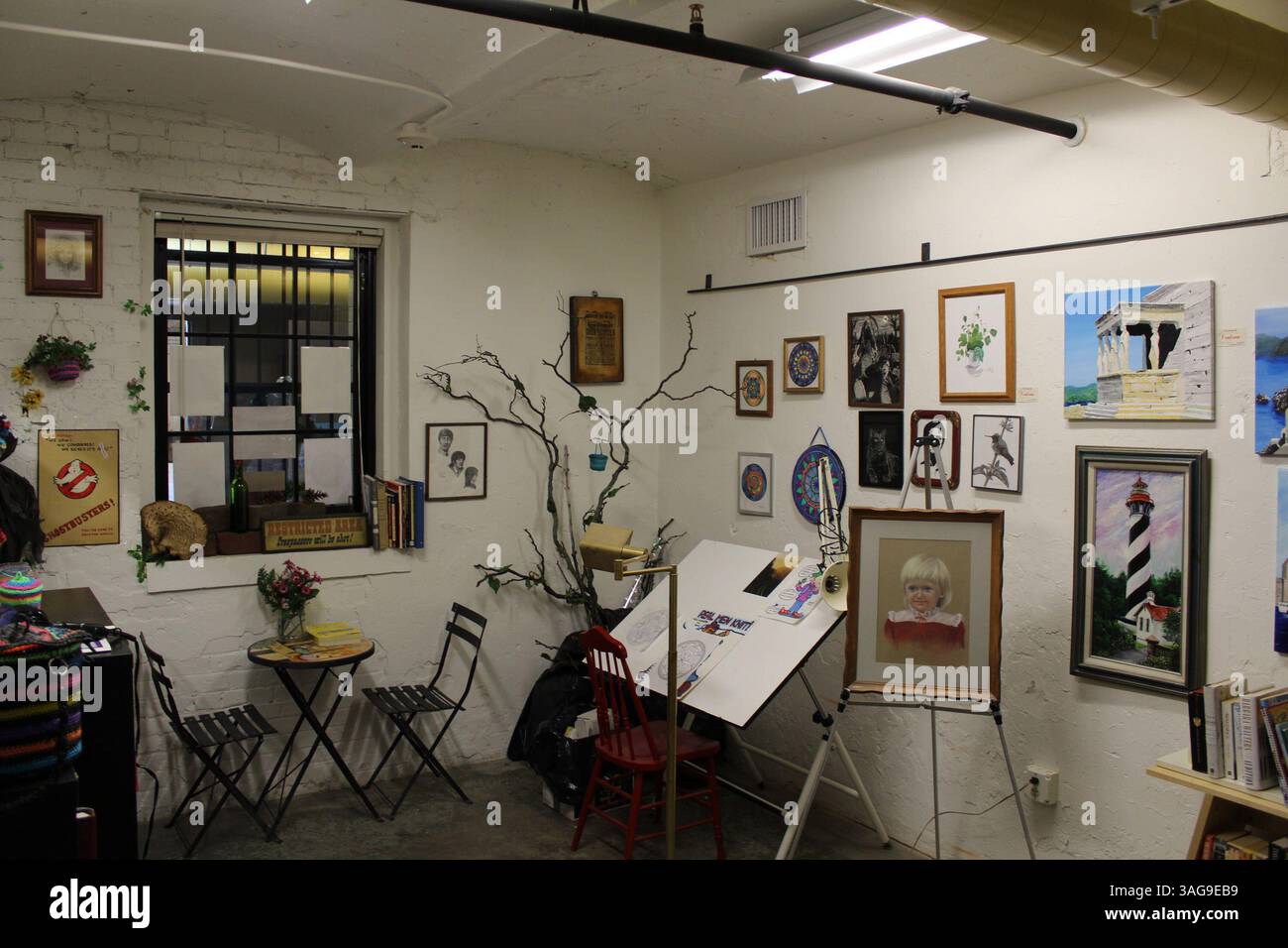 2 maggio 2012 - Jackson, Michigan, USA - uno studio d'artista si trova all'interno della storica prigione di stato di Jackson, Michigan. La stanza sarebbe stata all'incirca due celle all'interno della struttura quando è stata aperta nel 1842. Sono disponibili tour della prigione originale e del blocco 7 sui terreni dell'attuale prigione di Jackson. (Immagine di credito: © Mike Brookbank/Detroit Free Press/MCT/ZUMAPRESS.com) Foto Stock