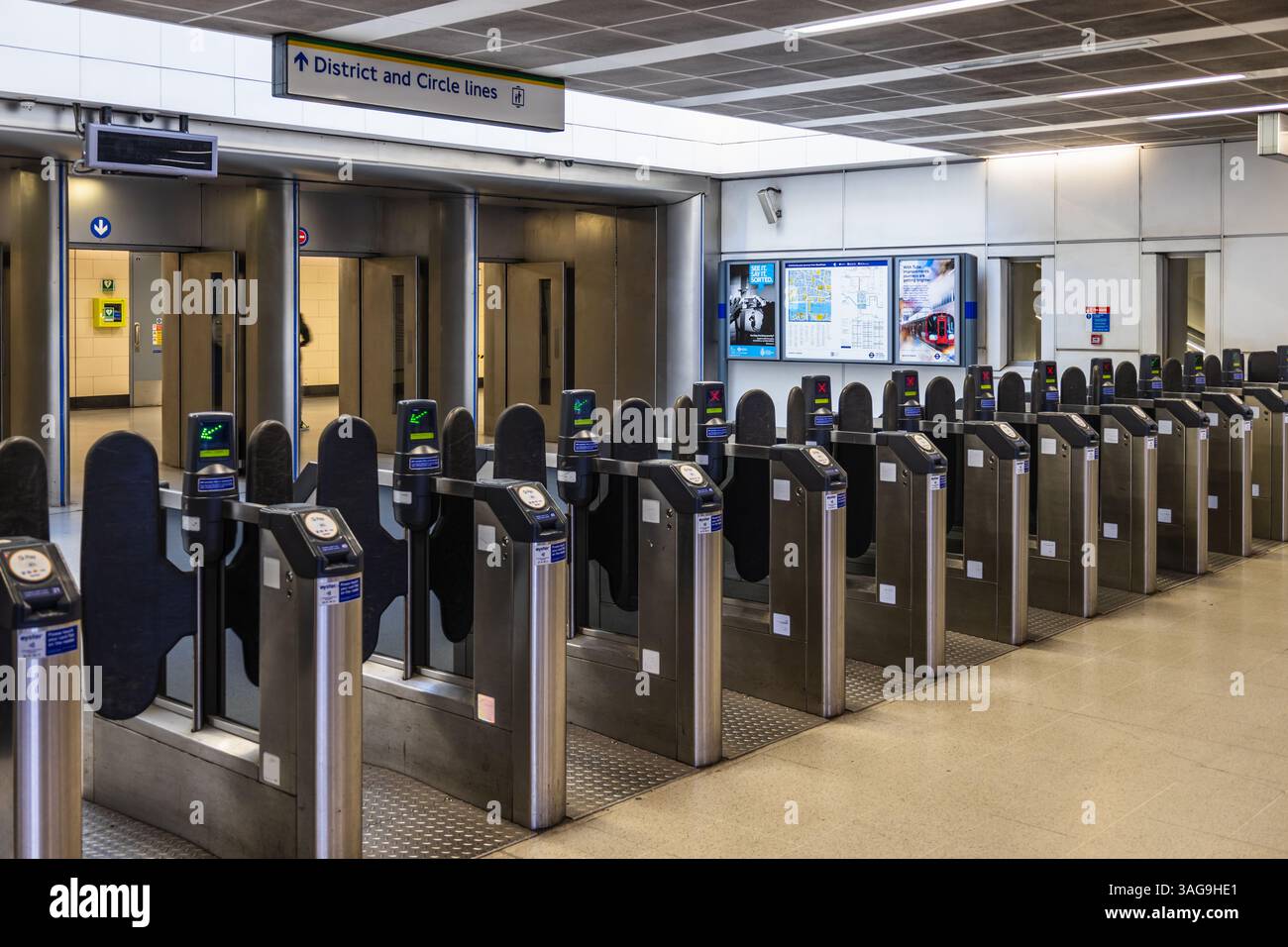 Barriere per biglietti della metropolitana di Londra con sistema contactless. Londra, Regno Unito, 14 gennaio 2024 Foto Stock