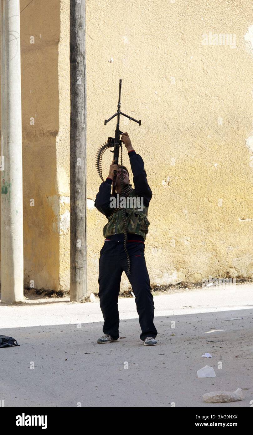 4 giugno 2012 - Kafer Zaita, SYR - Un caccia tenta di abbattere un elicottero d'attacco circolare a Kafer Zaita, Siria, 4 giugno 2012. Per quattro giorni, i soldati del governo siriano e i ribelli dell'Esercito siriano libero si sono battuti per il controllo della città di Kafer Zaita nella Siria centrale in una lotta che dimostra che i combattenti ribelli, pur disorganizzati, sono in grado di tenere testa ai militari siriani meglio equipaggiati. (Immagine di credito: © Austin Tice/MCT/MCT/ZUMAPRESS.com) Foto Stock