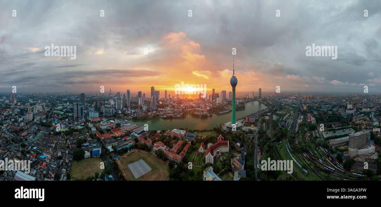 Foto panoramica della città di Colombo con la Lotus Tower a Colombo, Sri Lanka, è una struttura alta 350 metri che ricorda un fiore di loto. Serve da Foto Stock