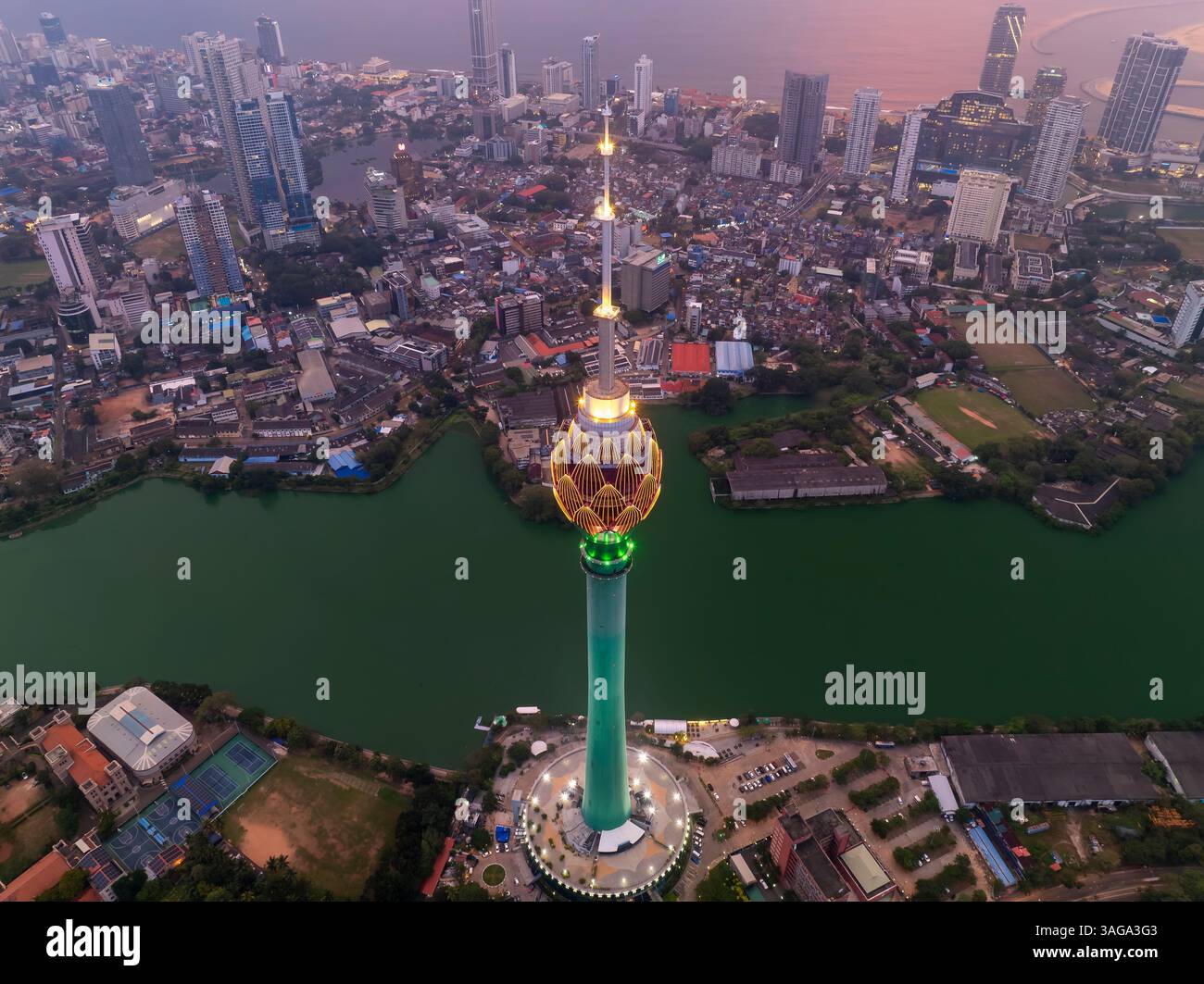 La Lotus Tower di Colombo, Sri Lanka, è una struttura alta 350 metri che assomiglia a un fiore di loto. Funge da hub per le telecomunicazioni e offre panor Foto Stock