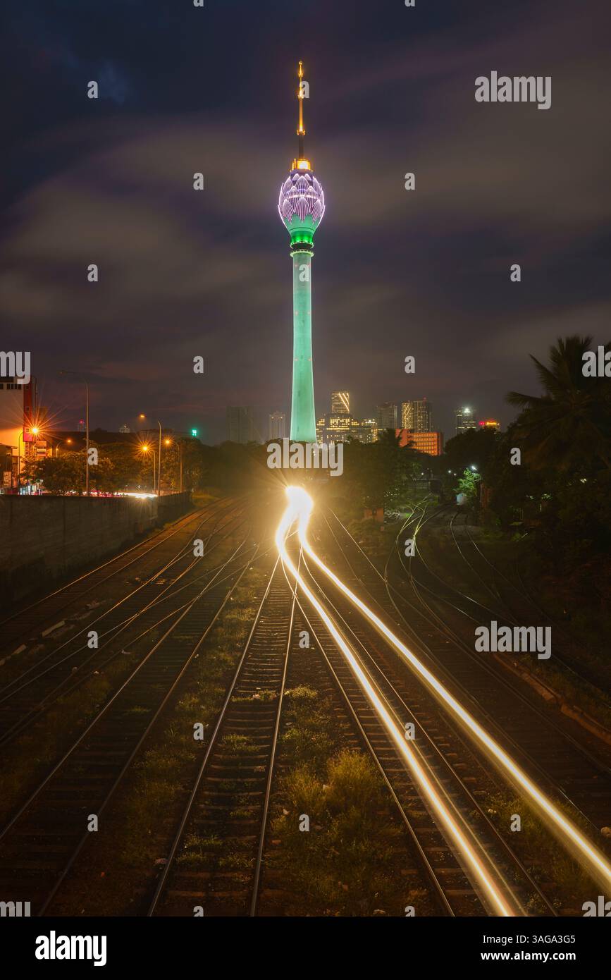 La Lotus Tower di Colombo, Sri Lanka, è una struttura alta 350 metri che assomiglia a un fiore di loto. Funge da hub per le telecomunicazioni e offre panor Foto Stock