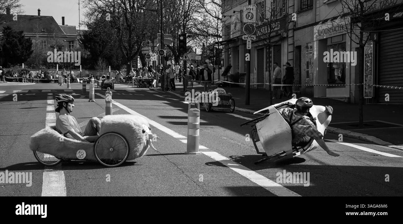 Chartres, Francia - 14 aprile 2013: Incidente durante la gara dei ciclisti su divertenti velomobiles. Foto storica in bianco e nero. Foto Stock