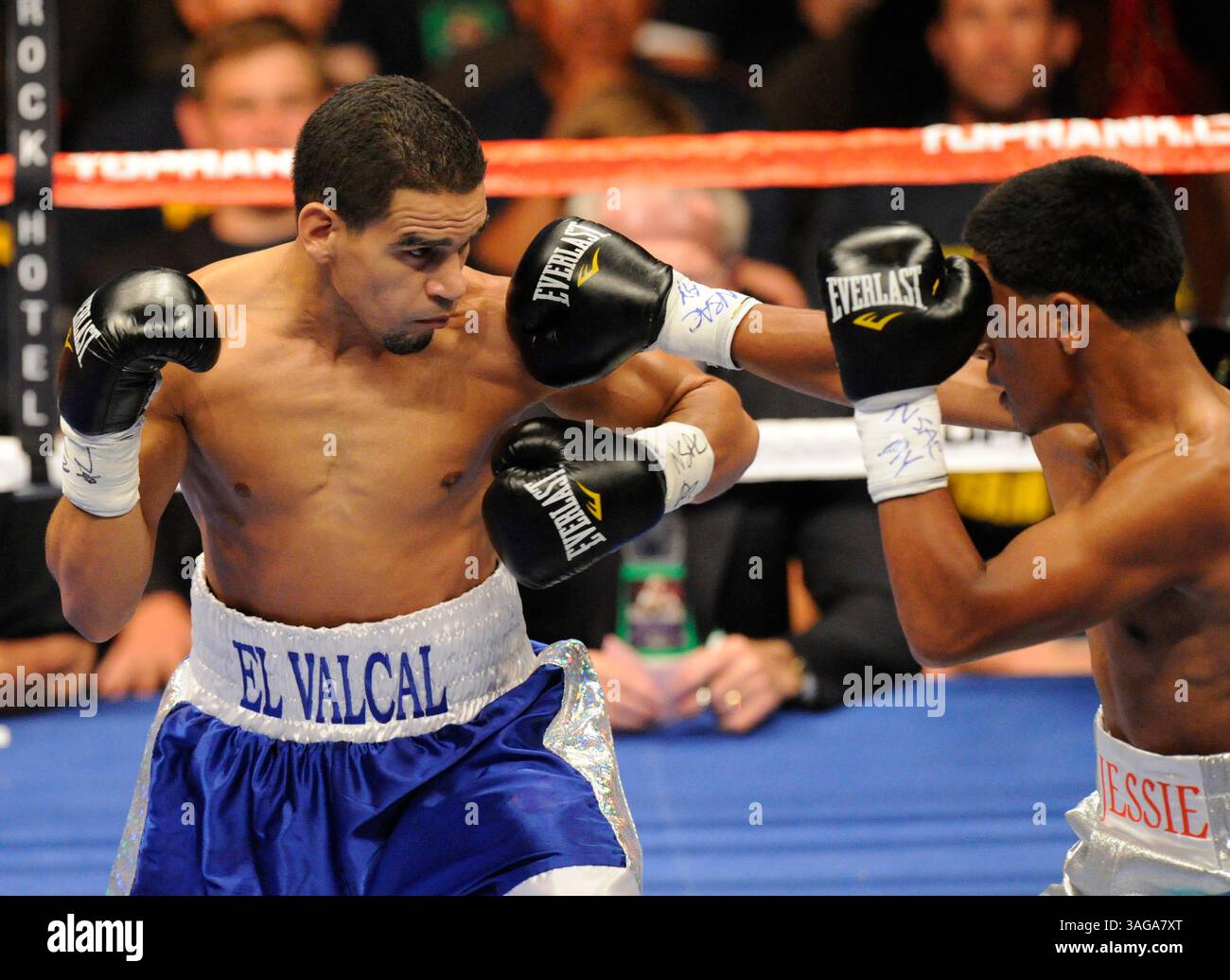 2012 giu 08: Carlos Valcarcel (Blue trunks) si schiera per dare un pugno a Jesse Magdaleno (Silver trunks) in un incontro con i pesi medi durante l'ESPN Friday Night Fights Top Rank Boxing card al Joint presso l'Hard Rock Casino Hotel Las Vegas, NV. Magdaleno ha vinto per TKO in 2:35 al primo turno. (Immagine di credito: © Josh Holmberg/Cal Sport Media/ZUMAPRESS.com) Foto Stock