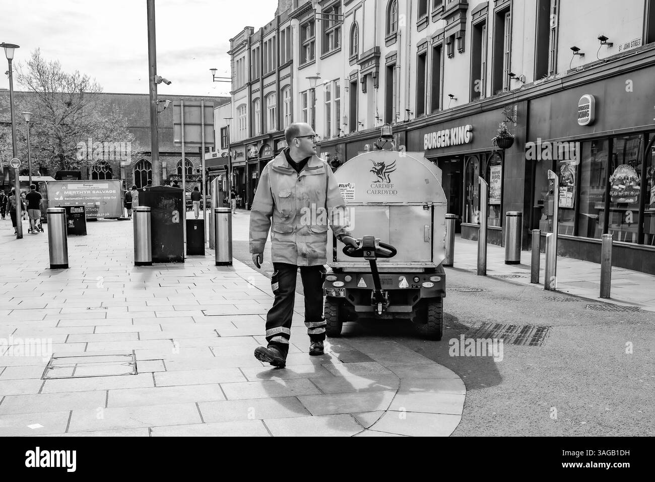 Raccolta di rifiuti dal centro città di Cardiff, Galles del Sud, Regno Unito Foto Stock