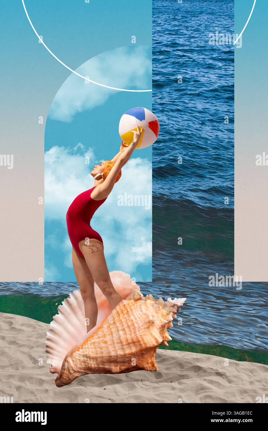 Donna con costume da bagno rosso e berretto retrò che tiene in mano la palla da spiaggia mentre si solleva dal guscio di sabbia accanto alla fessura dell'oceano. Collage d'arte contemporanea. Foto Stock