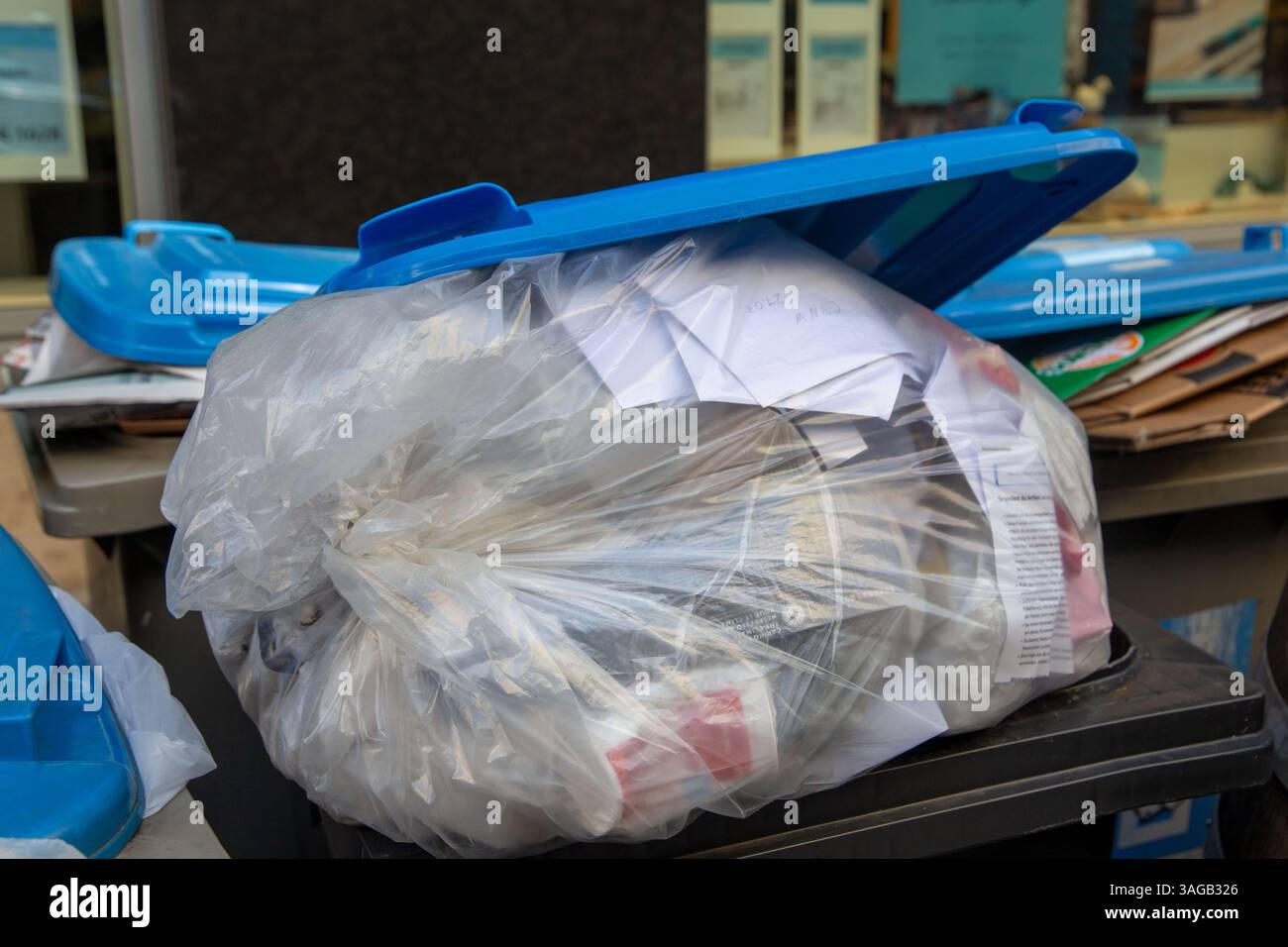 Raccolta rifiuti: I contenitori per rifiuti sono pronti per la raccolta a Mannheim Foto Stock