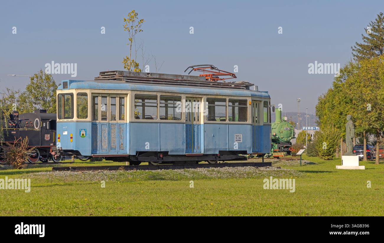 Slavonski Brod, Croazia - 22 ottobre 2024: Vecchio tram elettrico trasporto pubblico al Parco industriale Turistico Djuro Djakovic Museo all'aperto gratuito Sunny Au Foto Stock