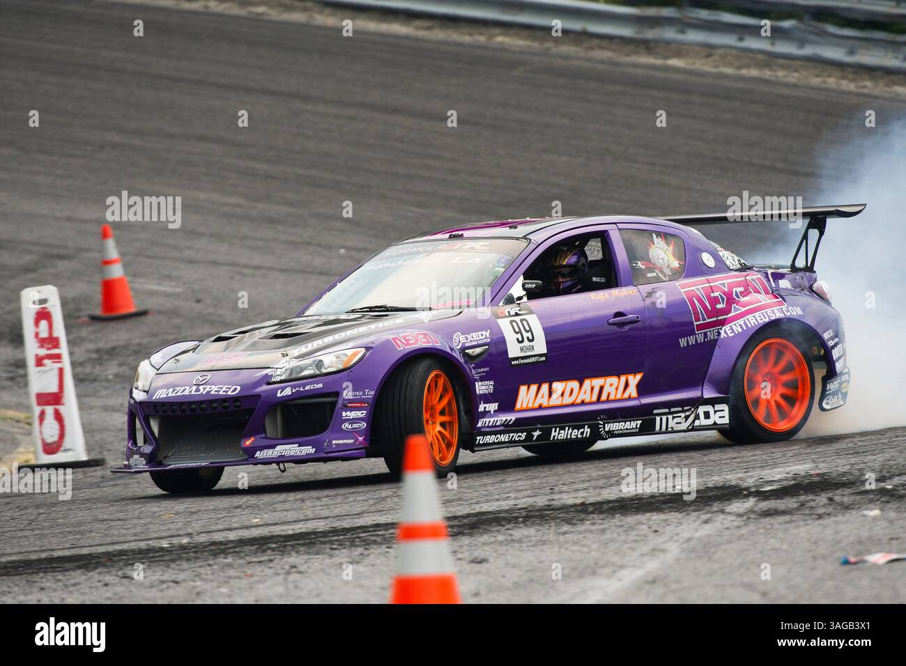 22 giugno 2012: Kyle Mohan (99) sfreccia la sua Mazda RX-8 attraverso i coni d'impegno durante un giro di qualificazione per la quarta prova del campionato di Formula Drift a Wall Speedway a Wall Township, New Jersey. (Immagine di credito: Â© Kostas Lymperopoulos/Cal Sport Media)(immagine di credito: © Kostas Lymperopoulos/Cal Sport Media/ZUMAPRESS.com) Foto Stock