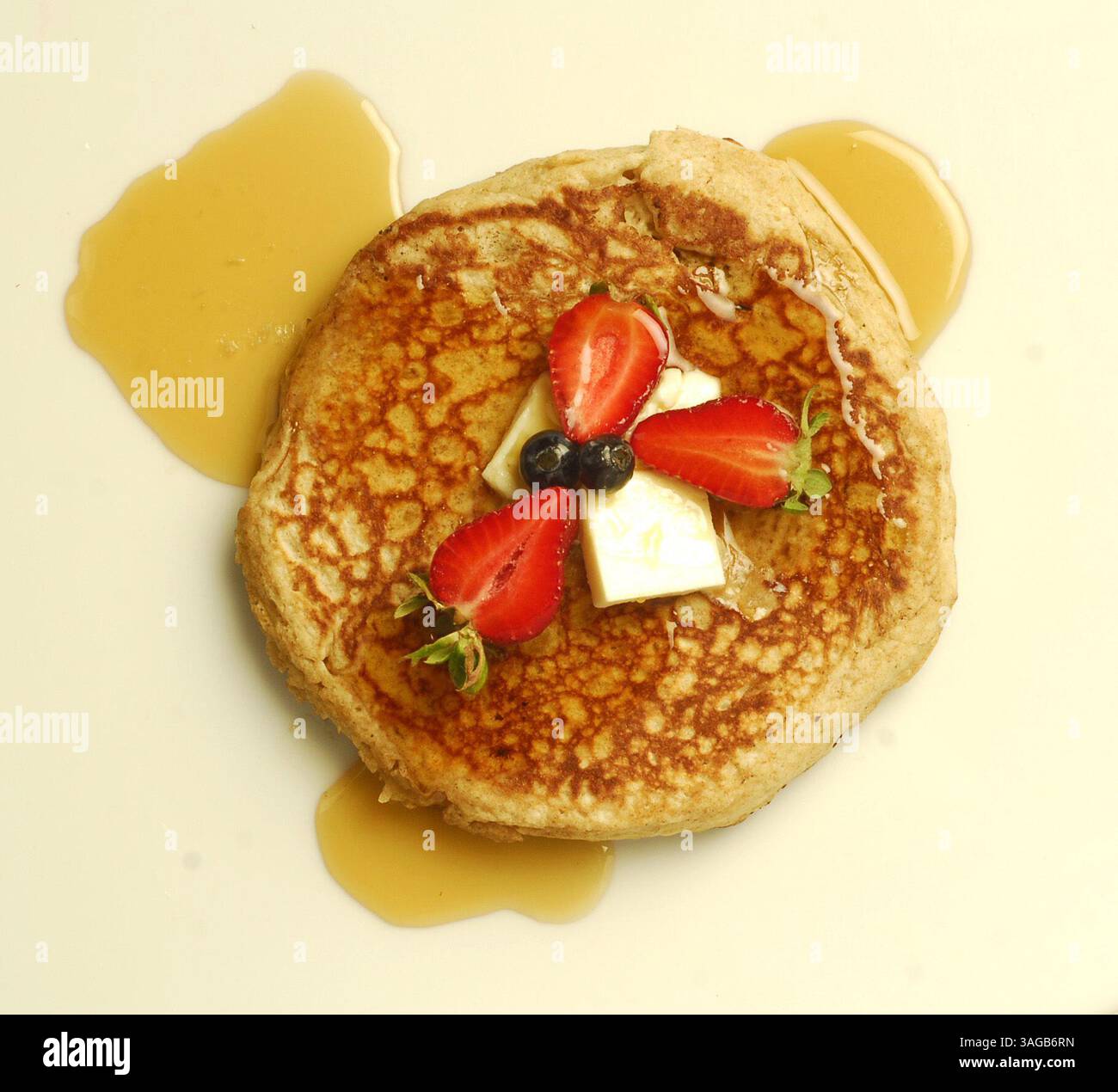 18 agosto 2011 - Walnut Creek, CA, USA - in una pigra domenica mattina, il profumato flapjack è un veicolo perfetto per sciroppo d'acero, composte di frutta, yogurt, frutti di bosco a fette o una semplice spolveratura di zucchero in polvere. La loro creazione ex novo non richiede molto più tempo dell'uso di un mix e consente di aggiungere diversi gusti e consistenze. (Immagine di credito: © Mark Dufrene/Contra Costa Times/MCT/ZUMAPRESS.com) Foto Stock