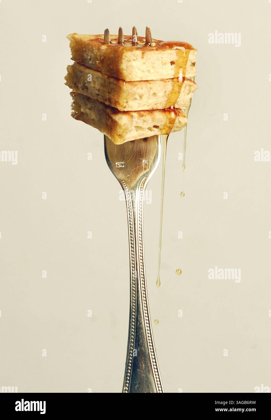 18 agosto 2011 - Walnut Creek, CA, USA - in una pigra domenica mattina, il profumato flapjack è un veicolo perfetto per sciroppo d'acero, composte di frutta, yogurt, frutti di bosco a fette o una semplice spolveratura di zucchero in polvere. La loro creazione ex novo non richiede molto più tempo dell'uso di un mix e consente di aggiungere diversi gusti e consistenze. (Immagine di credito: © Mark Dufrene/Contra Costa Times/MCT/ZUMAPRESS.com) Foto Stock