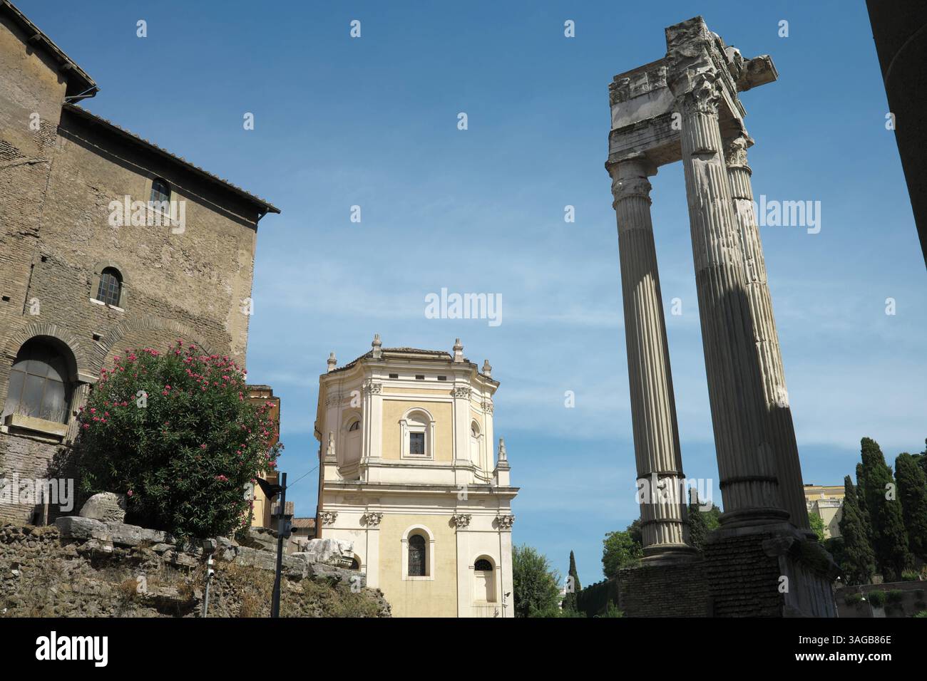 ROM, Lazio, Italien, ITA - Tempel des Apollo Sosianus 14.09.2021, Rom, Lazio, Italien, ITA - Tempel des Apollo Sosianus. Antikes Rom. ROM Lazio Italien *** Roma, Lazio, Italia, ITA Tempio di Apollo Sosiano 14 09 2021, Roma, Lazio, Italia, ITA Tempio di Apollo Sosiano Roma Antica Roma Lazio Italia Foto Stock