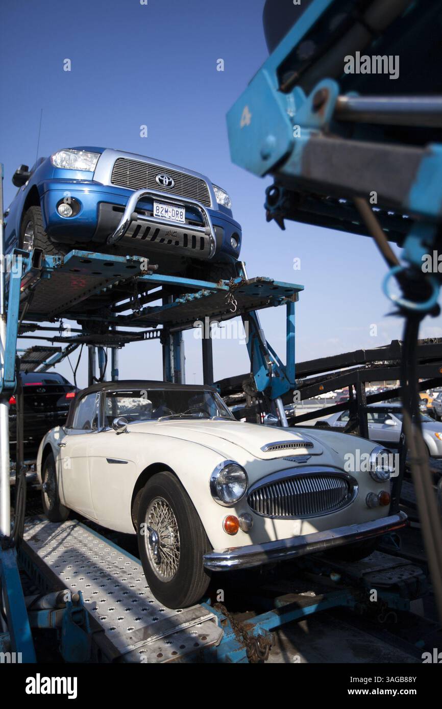 23 giugno 2012 - Dallas, Texas, Stati Uniti - il 1967 Austin-Healey di Bob Russell attende di essere spostato da un grande vettore automobilistico a un piccolo rimorchio per fare la sua ultima tappa del viaggio dalla California alla casa di Russell a Southlake il 23 giugno 2012, a Dallas, Texas. Russell ha cercato l'auto da quando è stata rubata nel 1970 da Philadelphia e ha trovato l'auto online in California negli ultimi mesi. (Immagine di credito: © Andrew Buckley/Fort Worth Star-Telegram/MCT/ZUMAPRESS.com) Foto Stock