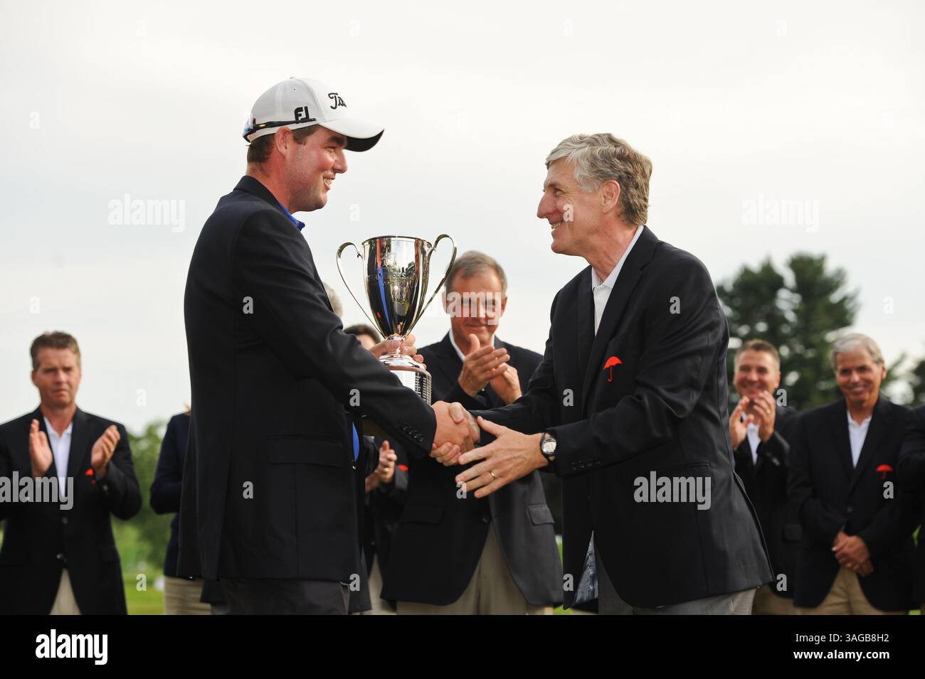 24 giugno 2012 - Cromwell, Connecticut, Stati Uniti - MARC LEISHMAN accetta il Travelers Championship Trophy 2012 dal presidente viaggiatori BRIAN MACLEAN dopo aver vinto il torneo con 14-under par al TPC River Highlands di Cromwell, Connecticut. (Immagine di credito: © Geoffrey Bolte/ZUMAPRESS.com) Foto Stock