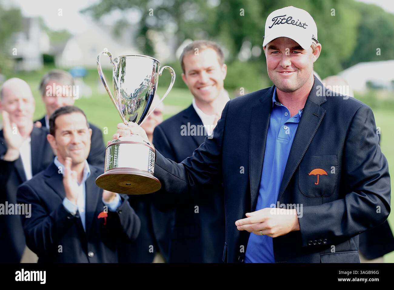 24 giugno 2012 - Cromwell, CT, U. S - Marc Leishman mostra il suo trofeo durante la cerimonia di premiazione sul 18° green al TPC River Highlands di Cromwell, CT durante l'ultimo round di gioco. (Immagine di credito: © Brian Ciancio/ZUMAPRESS.com) Foto Stock