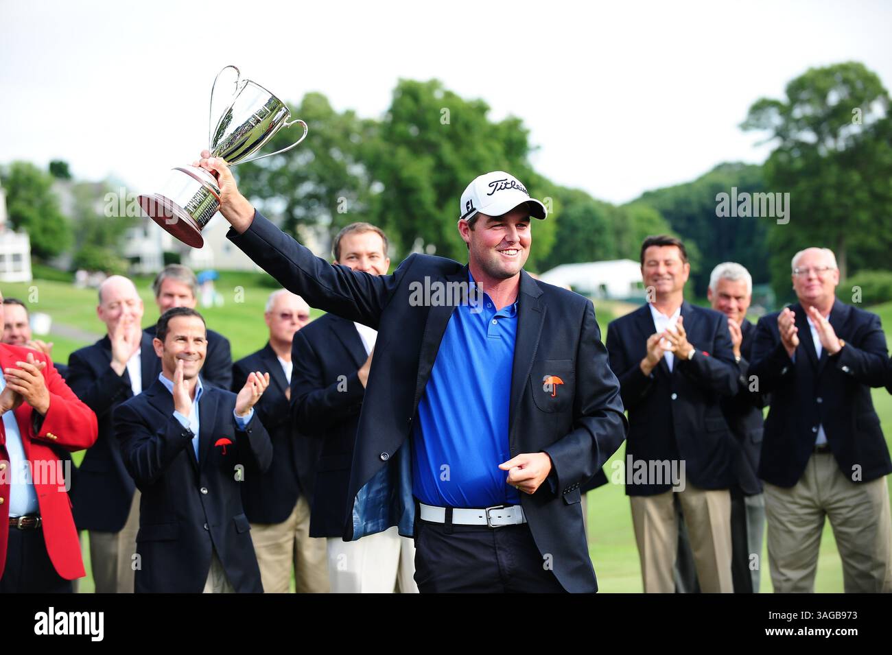 24 giugno 2012 - Cromwell, Connecticut, U. S - MARC LEISHMAN tiene il suo trofeo durante la cerimonia di premiazione sul 18° green a TPC River Highlands. L'australiano ha sparato un 8-Under 62 per vincere il suo primo trofeo PGA Tour. (Immagine di credito: © Brian Ciancio/ZUMAPRESS.com) Foto Stock