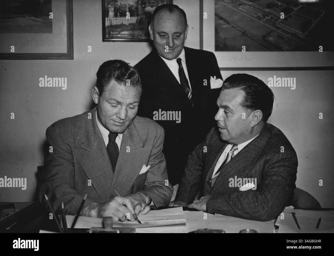 Lee Savold per raccogliere fondi per i fieles della Gran Bretagna. La fotografia mostra:- Lee Savold (a sinistra) 'Iscriviti' oggi, con Billy Butlin (a destra) e Bill Daly sullo sfondo, scattato oggi a Londra. Bill Daly oggi, insieme alla Butlin Organisation per Lee Savold, che si esibirà in Una serie di mostre presso i campi di Butlin, l'obiettivo delle mostre sarà quello di raccogliere fondi per i campi di gioco della Gran Bretagna. Recentemente Butlin ha promesso al duca di Edimburgo di donare non meno di 15.000 sterline alla National Playing Fields Association, di cui il duca è presidente. 21 giugno 1950. (Foto di Fox Foto Stock