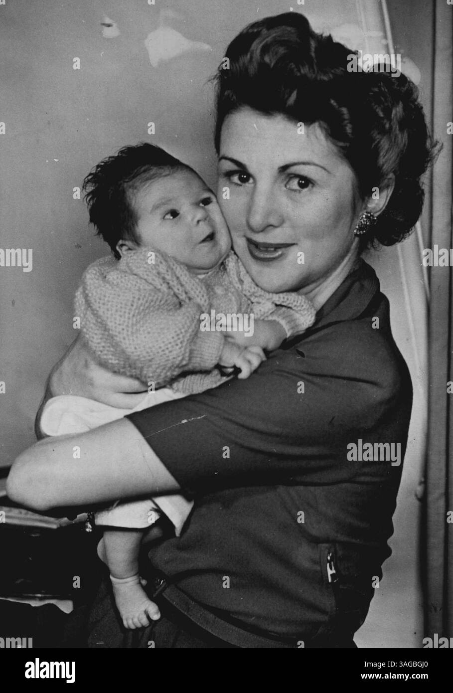 La nipote di Marie Burke, Miss Pat Burke, il bambino di Miss Pat Burke, mostra foto: "Terza generazione". Miss Patricia Burke nella foto con la figlia appena arrivata Carol, che un giorno potrebbe farsi un nome d'arte. La star del West End Patricia Burke (figlia della veterana Marie Burke) ha reso il suo famoso genitore l'orgogliosa nonna di Carol. Nella vita privata, Patricia Burke è la signora Duncan MacDonald. Suo marito è un dirigente di produzione degli studi cinematografici di Ealing. Si sposarono ad Atene quando era una didascalia di gruppo in tempo di guerra nella RAF. 8 febbraio 1950. (Foto di Fox Photos) Foto Stock