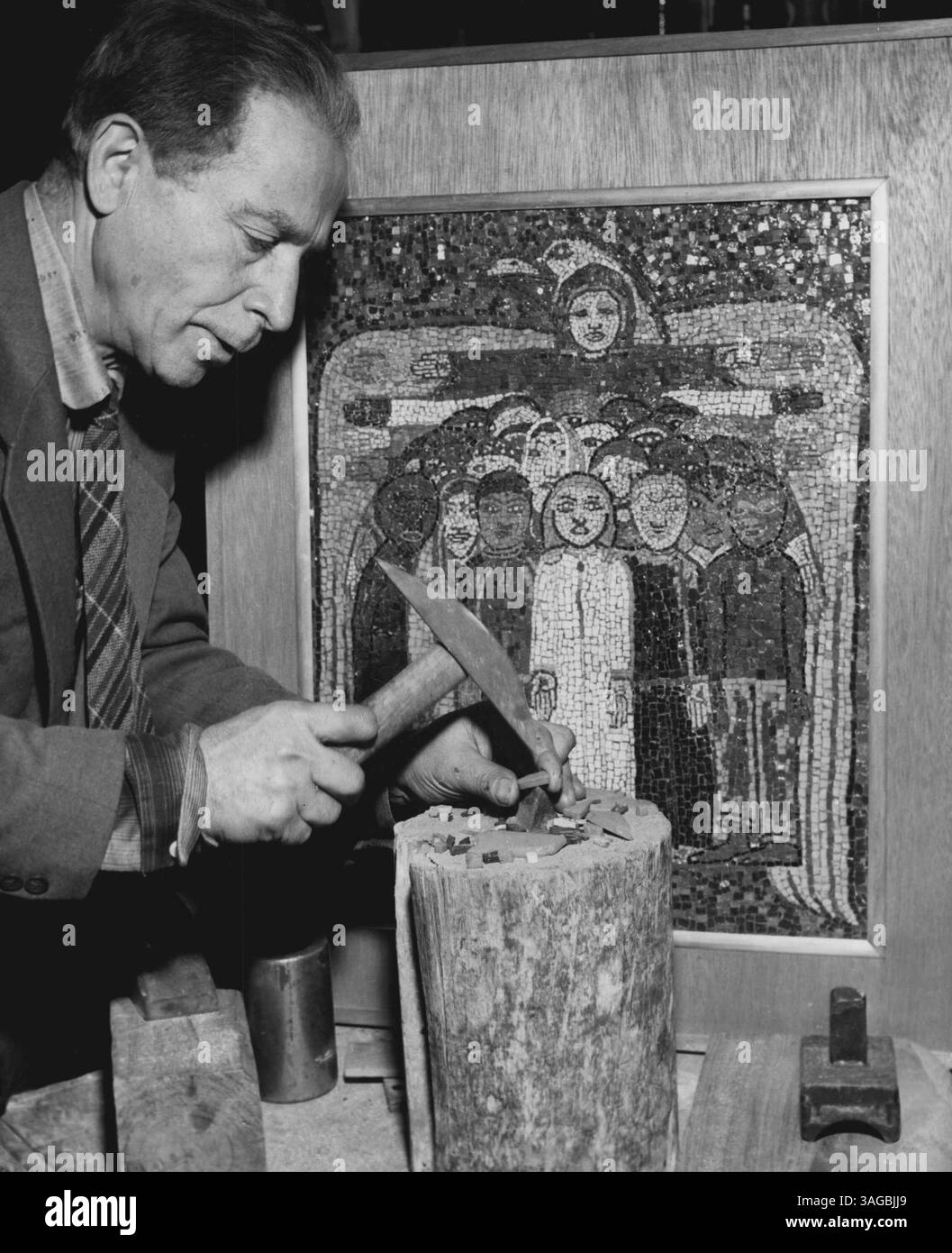 Dono di uno scultore di San Francisco più famoso e controverso, Beniamino benvenuto Bufano, ha offerto più di 100 pezzi delle sue opere la sua produzione di statue e mosaici per gli ultimi 25 anni, all'università di Stanford, sta donando la sua arte perché "non mi piace vendere il mio lavoro, è per tutte le persone", stima il suo dono a un milione e mezzo di dollari. Qui, Bufano dimostra come rompe il terrazzo in pezzi colorati che compongono i suoi impressionanti mosaici, sono montati su mogano filippino, incorniciati in acciaio inossidabile e sostenuti da strati di feltro per proteggere la t Foto Stock