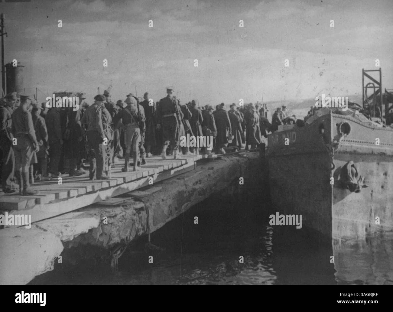 L'offensiva britannica in Libia - i prigionieri dell'asse salgono a bordo della più leggera "Fair Maid” sotto la guardia armata. 20 maggio 1942. (Foto di British Official Photograph). Foto Stock