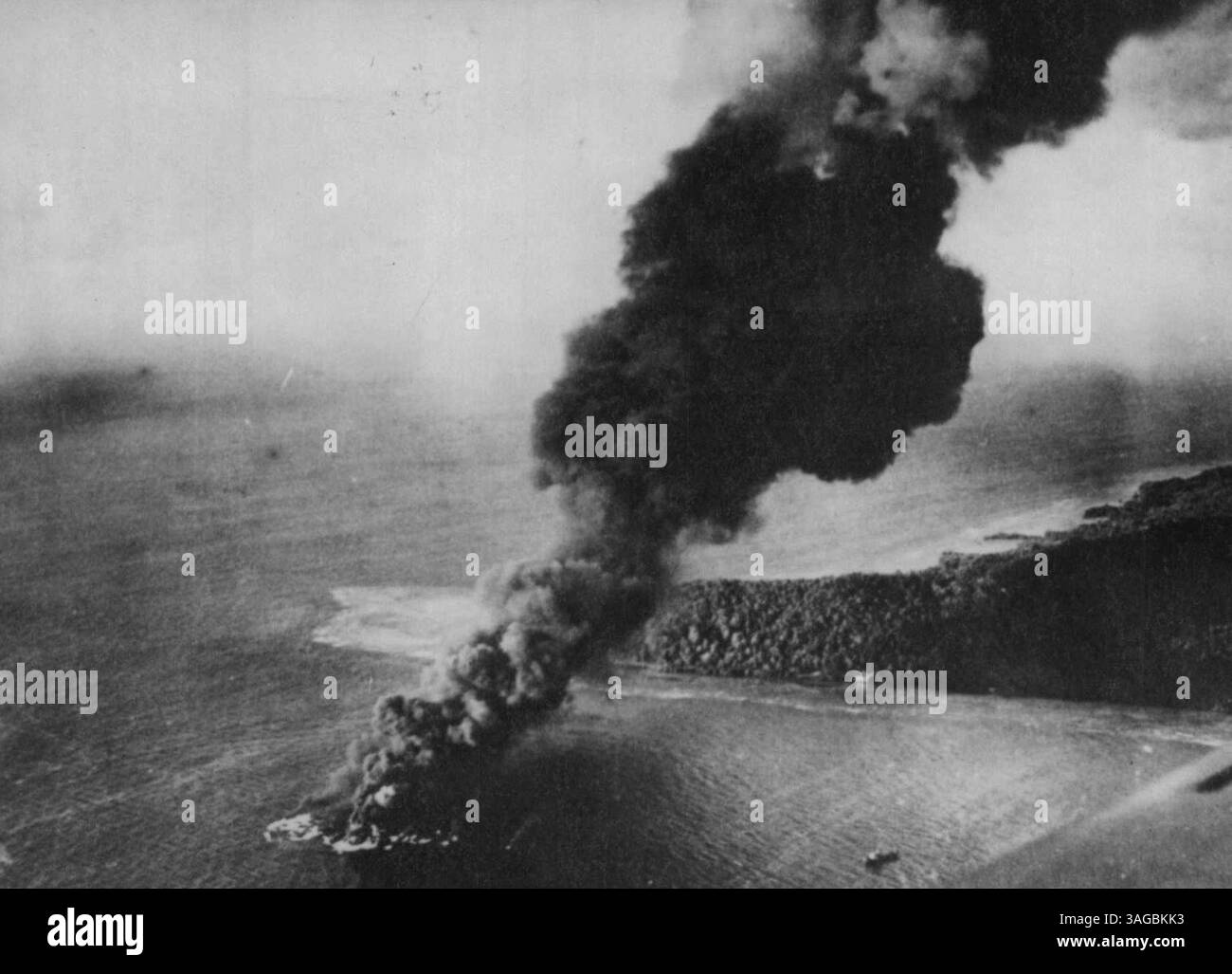 Jap Tanker's End at Truk -- Una colonna di fumo sale dalle fiamme segnando la fine di una petroliera giapponese, di 23 navi nemiche affondate il 16 e il 17 febbraio da una task force della marina che ha fatto irruzione a truk. 4 luglio 1944. (Foto di Associated Press Photo). Foto Stock