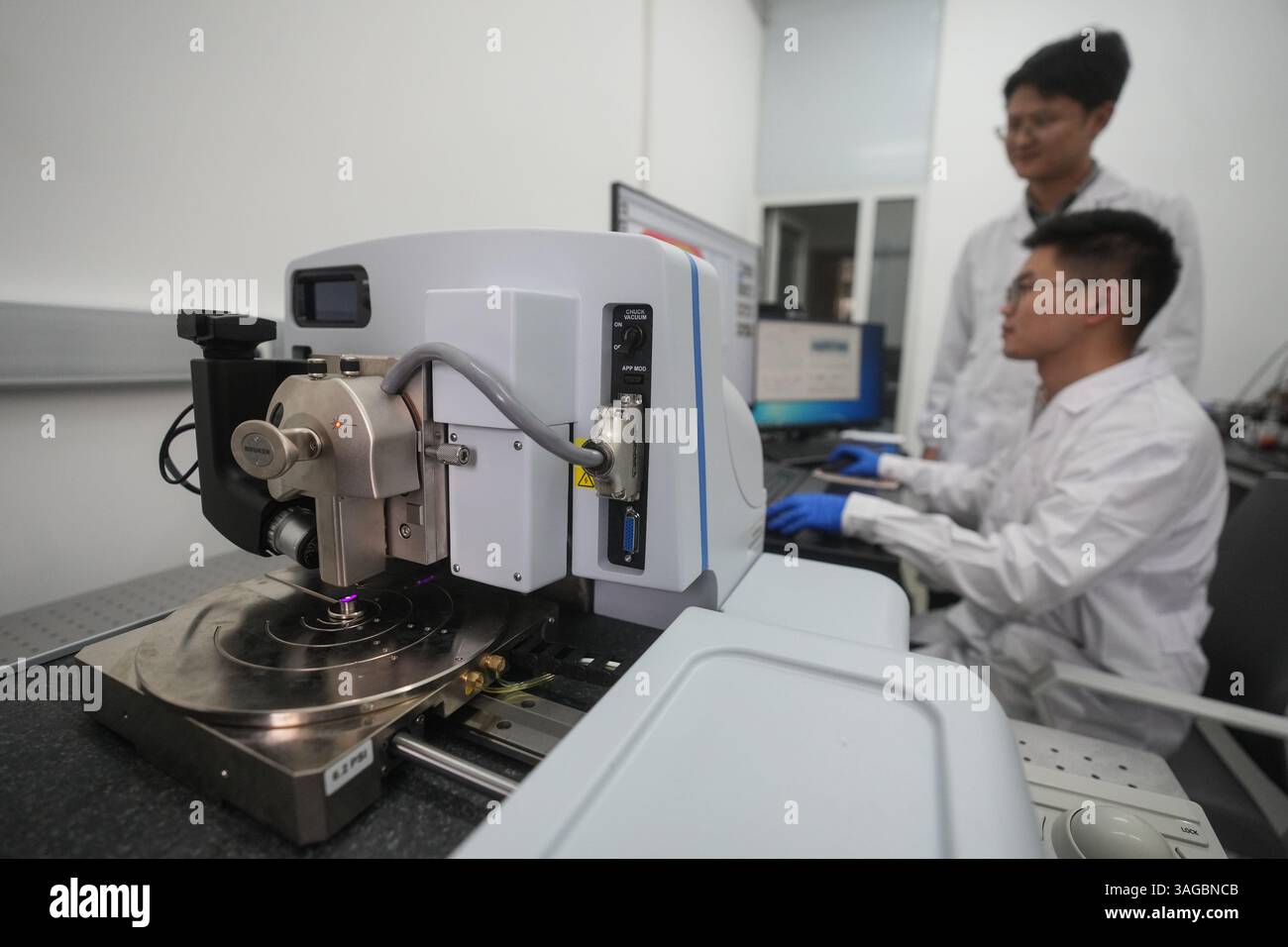(250408) -- SHENYANG, 8 aprile 2025 (Xinhua) -- i ricercatori esaminano campioni di biossido di titanio dopo la riformazione per spaccare direttamente l'acqua con la luce solare, presso il laboratorio nazionale di scienza dei materiali di Shenyang dell'Istituto di ricerca sui metalli dell'Accademia cinese delle scienze a Shenyang, nella provincia di Liaoning della Cina nord-orientale, 7 aprile 2025. I ricercatori cinesi hanno recentemente raggiunto una svolta nella "spaccatura fotocatalitica dell'acqua per la produzione di idrogeno". Eseguendo la "rimodellatura strutturale" e la "sostituzione degli elementi" su un materiale semiconduttore, hanno migliorato significativamente l'efficienza Foto Stock