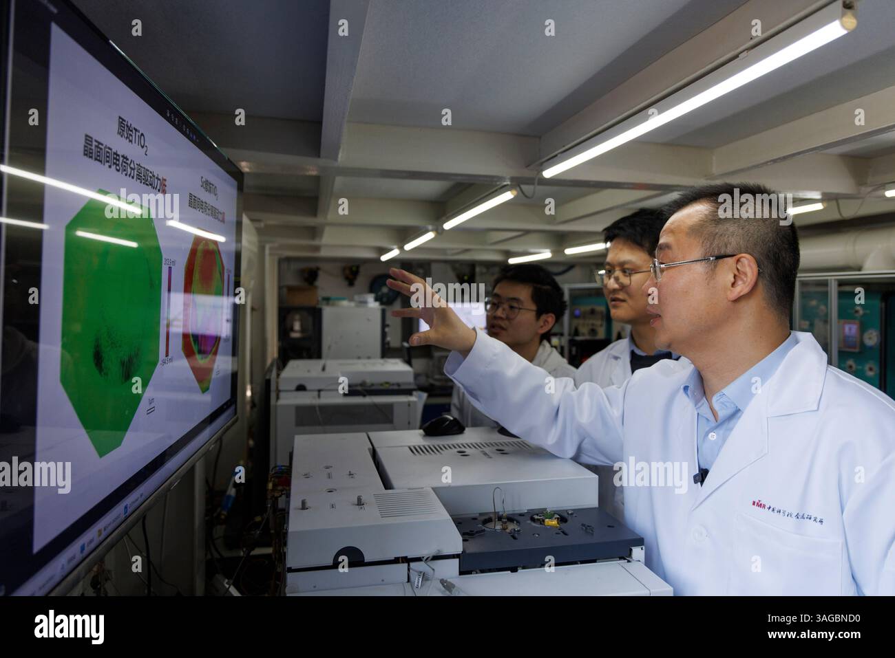 (250408) -- SHENYANG, 8 aprile 2025 (Xinhua) -- i ricercatori discutono la progettazione di un esperimento presso il laboratorio nazionale di scienza dei materiali di Shenyang dell'Istituto di ricerca sui metalli dell'Accademia cinese delle scienze a Shenyang, nella provincia di Liaoning della Cina nord-orientale, 3 aprile 2025. I ricercatori cinesi hanno recentemente raggiunto una svolta nella "spaccatura fotocatalitica dell'acqua per la produzione di idrogeno". Eseguendo la "rimodellatura strutturale" e la "sostituzione degli elementi" su un materiale semiconduttore, hanno notevolmente migliorato l'efficienza della conversione dell'acqua in energia a idrogeno pulito utilizzando il sunli Foto Stock