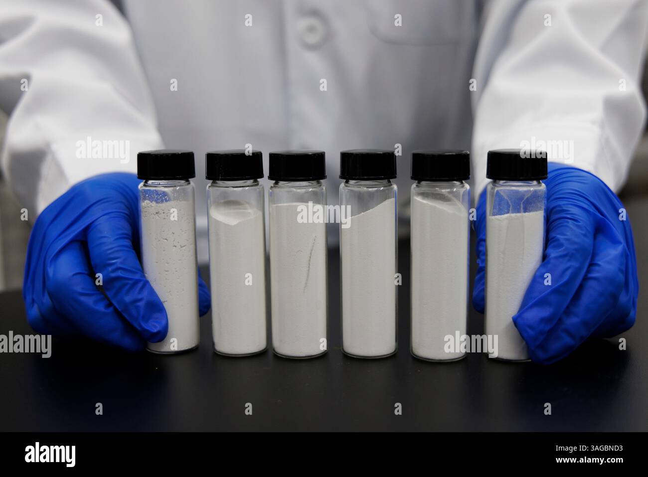 (250408) -- SHENYANG, 8 aprile 2025 (Xinhua) -- Un ricercatore dimostra campioni di biossido di titanio dopo la riformazione per la divisione diretta dell'acqua con la luce solare, presso il laboratorio nazionale di scienza dei materiali di Shenyang dell'Istituto di ricerca sui metalli dell'Accademia cinese delle scienze a Shenyang, nella provincia di Liaoning della Cina nord-orientale, 3 aprile 2025. I ricercatori cinesi hanno recentemente raggiunto una svolta nella "spaccatura fotocatalitica dell'acqua per la produzione di idrogeno". Eseguendo la "rimodellatura strutturale" e la "sostituzione degli elementi" su un materiale semiconduttore, hanno migliorato significativamente l'effi Foto Stock