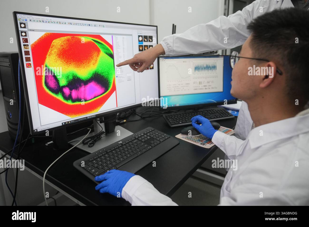 (250408) -- SHENYANG, 8 aprile 2025 (Xinhua) -- i ricercatori discutono la progettazione di un esperimento presso il laboratorio nazionale di scienza dei materiali di Shenyang dell'Istituto di ricerca sui metalli dell'Accademia cinese delle scienze a Shenyang, nella provincia di Liaoning della Cina nord-orientale, 7 aprile 2025. I ricercatori cinesi hanno recentemente raggiunto una svolta nella "spaccatura fotocatalitica dell'acqua per la produzione di idrogeno". Eseguendo la "rimodellatura strutturale" e la "sostituzione degli elementi" su un materiale semiconduttore, hanno notevolmente migliorato l'efficienza della conversione dell'acqua in energia a idrogeno pulito utilizzando il sunli Foto Stock