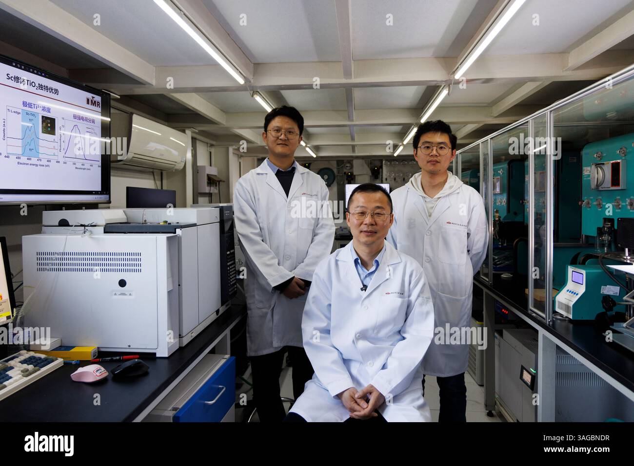 (250408) -- SHENYANG, 8 aprile 2025 (Xinhua) -- Liu Gang (C), direttore dell'Institute of Metal Research dell'Accademia cinese delle scienze e leader del team di ricerca, posa per una foto di gruppo con i suoi colleghi al Shenyang National Laboratory for Materials Science dell'Institute of Metal Research dell'Accademia cinese delle scienze a Shenyang, nella provincia di Liaoning della Cina nord-orientale, 3 aprile 2025. I ricercatori cinesi hanno recentemente raggiunto una svolta nella "spaccatura fotocatalitica dell'acqua per la produzione di idrogeno". Eseguendo "rimodellamento strutturale" e "sostituzione di elementi" su un semico Foto Stock