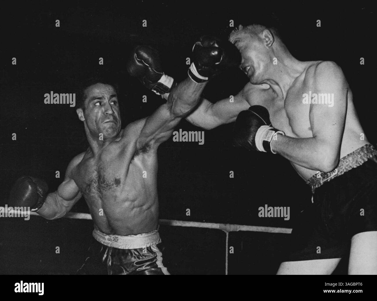 Buxton Beats Spring. Alex Buxton di Watford (a sinistra) e Reg Spring, di ***** , Visto durante il loro concorso che Buxton ha vinto all'ottavo round, come Streatham ieri sera. 2 aprile 1952. (Foto di Central Press Photos Ltd) Foto Stock