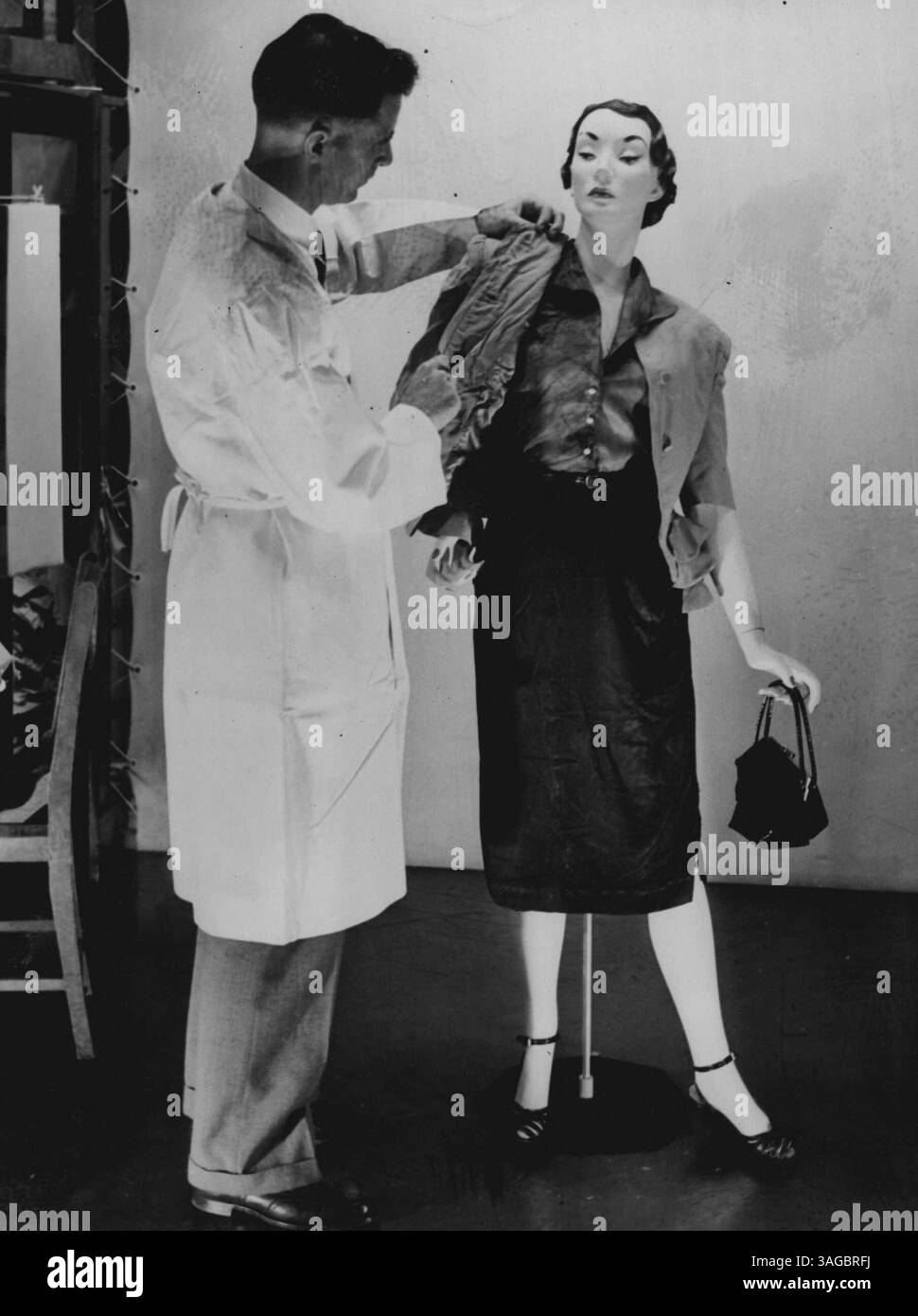 Murder Exhibit: Per la prima volta in Crime - Detection History la polizia utilizzerà una mostra al Royal Show di quest'anno per cercare di ottenere prove per risolvere un omicidio. Saranno esposti i fotografi della vittima dell'omicidio - Shirley Butler, 21 anni, di Eureka St., Waverton - insieme ad altre prove raccolte dai detective. Shirley Butler e' stata colpita a morte la mattina di Natale. Il suo corpo e' stato trovato su un'assegnazione vacante a 75 iarde da casa sua. Nella foto è raffigurato il detective dell'ufficio scientifico J.E. White che indossa un manichino nei vestiti indossati da Shirley Butler quando è stata uccisa. 22 marzo, 1 Foto Stock