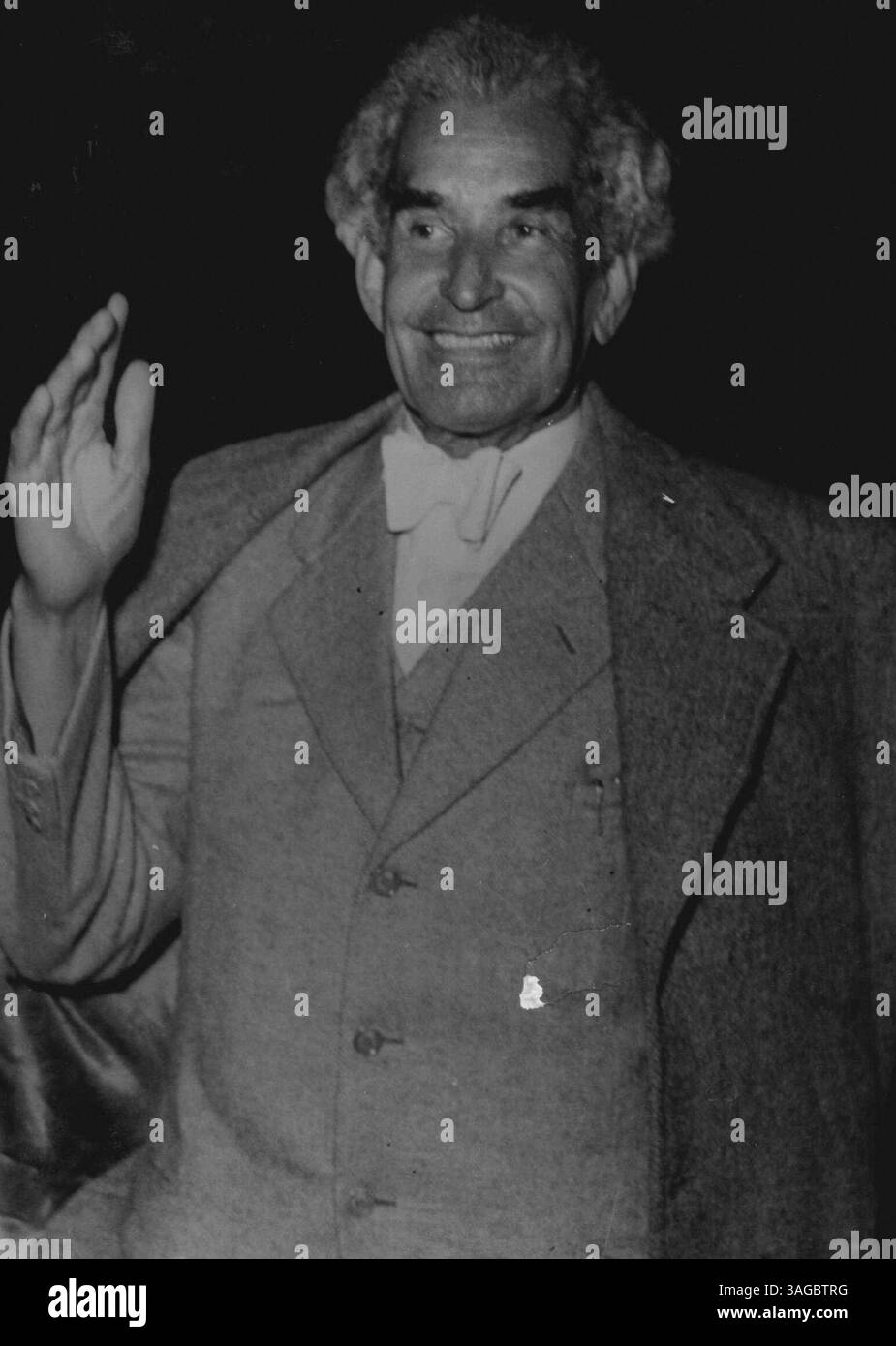 Bustamante, leader giamaicano, a Londra. Il sig. W.A.C. Bustamante, ministro delle comunicazioni del partito laburista giamaicano, ha fotografato alla stazione di Euston al suo arrivo a Londra, dove discuterà con il segretario coloniale britannico sulla costituzione e l'economia della Giamaica. Dovrebbe rimanere in Gran Bretagna per un mese. 8 luglio 1948. Foto Stock