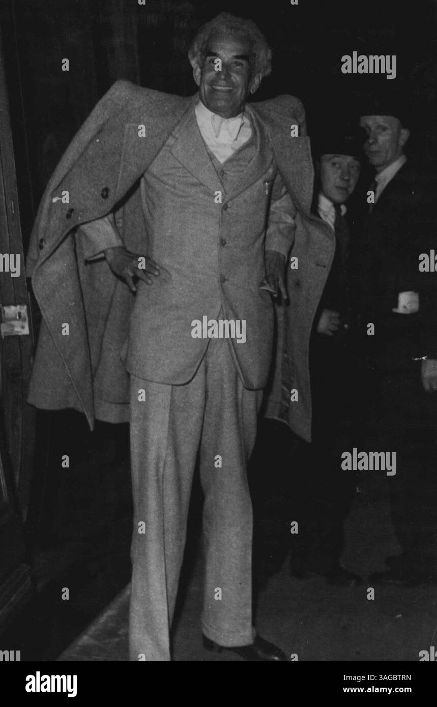 Bustamante, leader giamaicano, a Londra. Il sig. W.A.C. Bustamante, ministro delle comunicazioni del partito laburista giamaicano, ha fotografato alla stazione di Euston al suo arrivo a Londra, dove discuterà con il segretario coloniale britannico sulla costituzione e l'economia della Giamaica. Dovrebbe rimanere in Gran Bretagna per un mese. 8 luglio 1948. Foto Stock