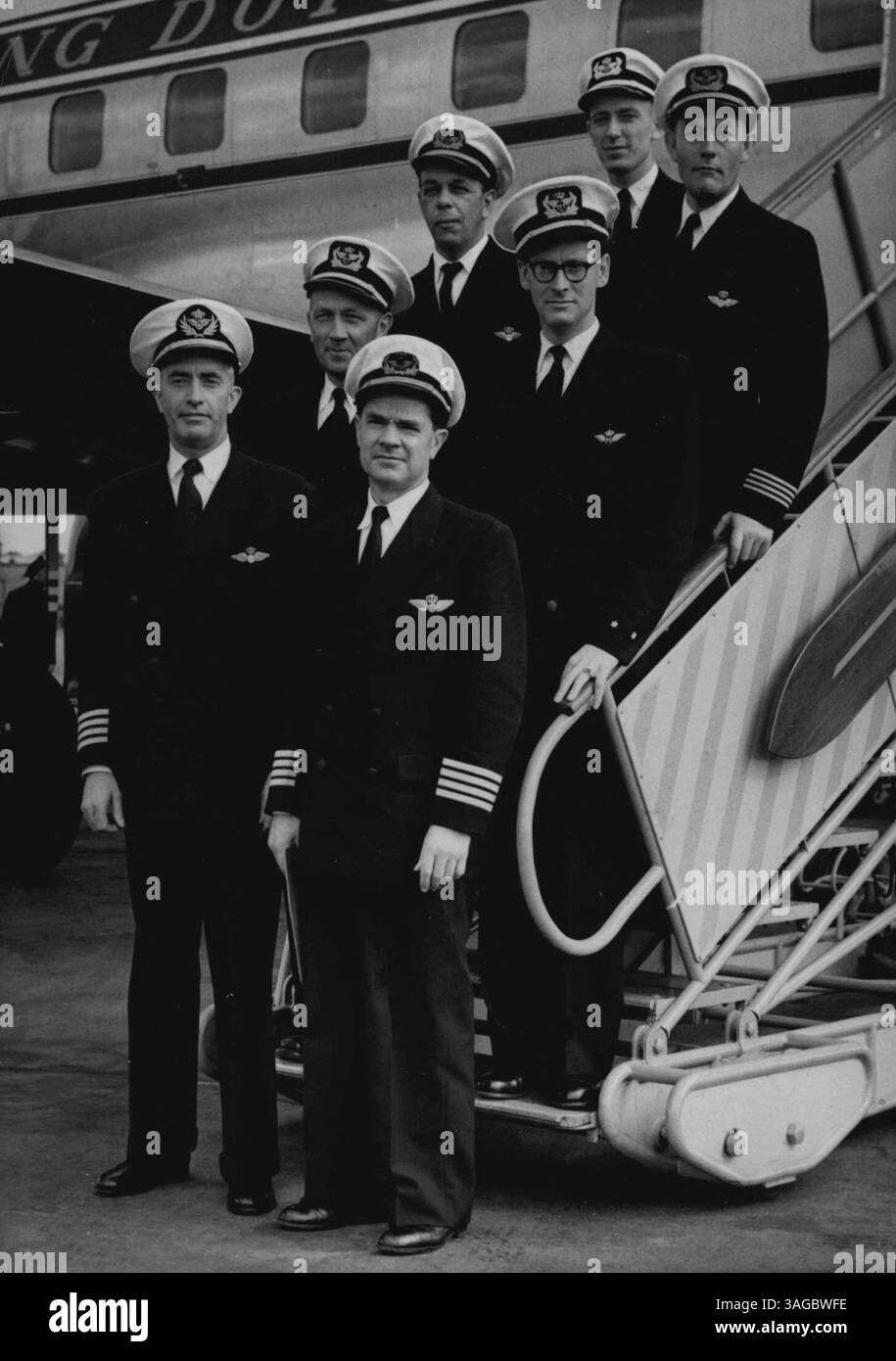 Dutch Entrant in England-New Zealand Air Race -- l'equipaggio del K.L.M. D.C.6. Che volerà l'aereo nella corsa aerea da Londra a Christchurch si trova sui gradini dell'aereo all'aeroporto di Londra, oggi 2 ottobre. A sinistra in prima fila, c'è il capitano H. Kooper, capitano dell'aereo. La corsa è prevista per partire dall'aeroporto di Londra, l'8 ottobre. 12 ottobre 1953. (Foto di Associated Press Photo). Foto Stock