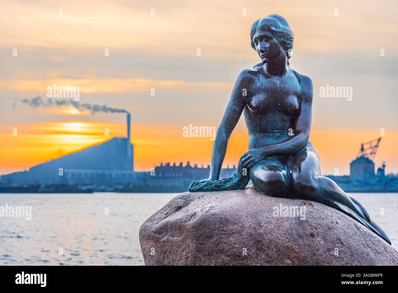 Copenaghen, Danimarca. La Sirenetta è una famosa statua del 1913, realizzata in bronzo e granito nell'acqua al molo di Langelinie. Foto Stock