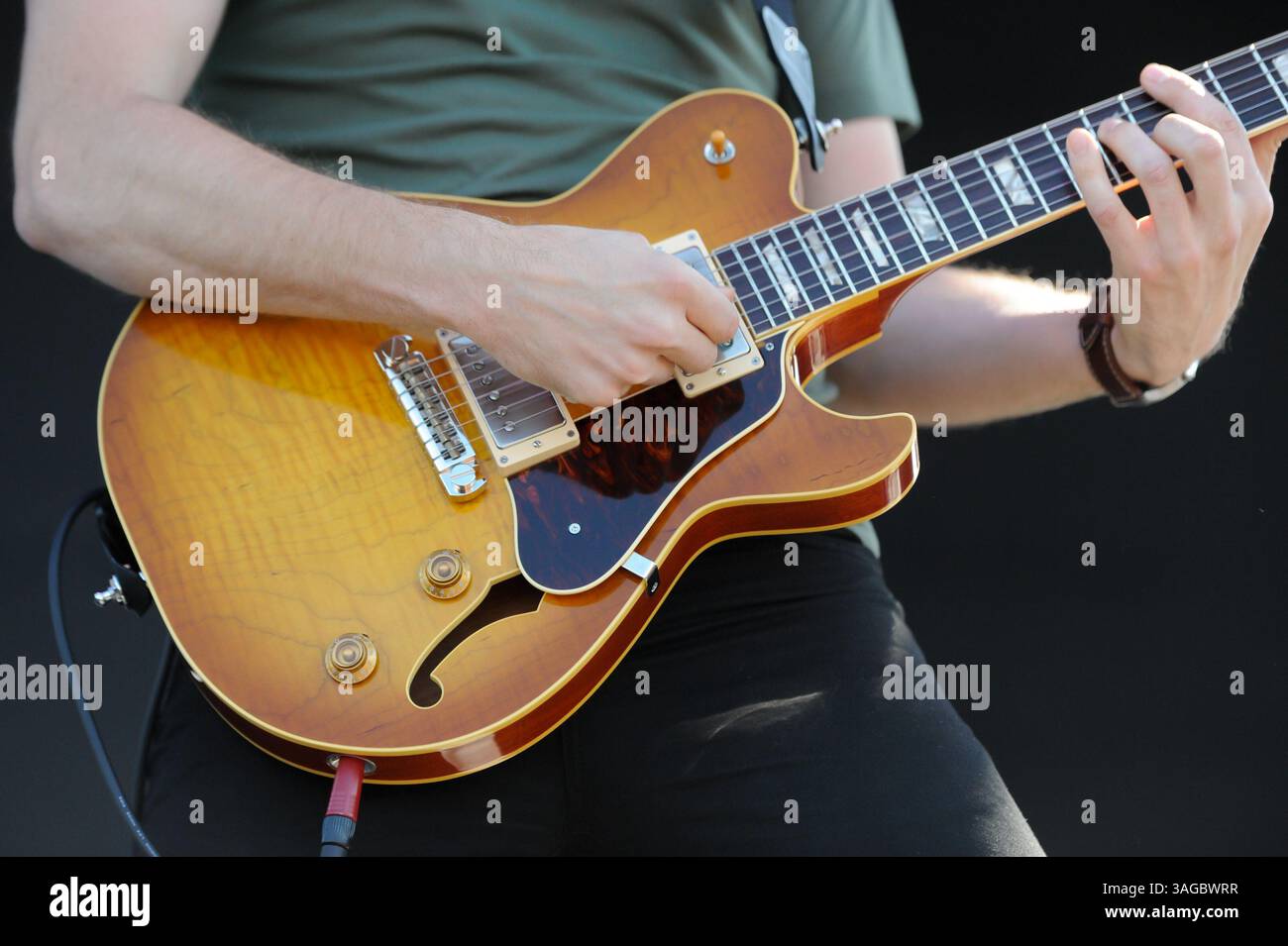 19 MAGGIO 2012: Il chitarrista dei Maroon Five James Valentine si esibisce al pubblico sul palco principale durante l'Infield Fest al 137° Preakness Stakes al Pimlico Race Course di Baltimora, MD. (Immagine di credito: © John Middlebrook/Cal Sport Media/ZUMAPRESS.com) Foto Stock