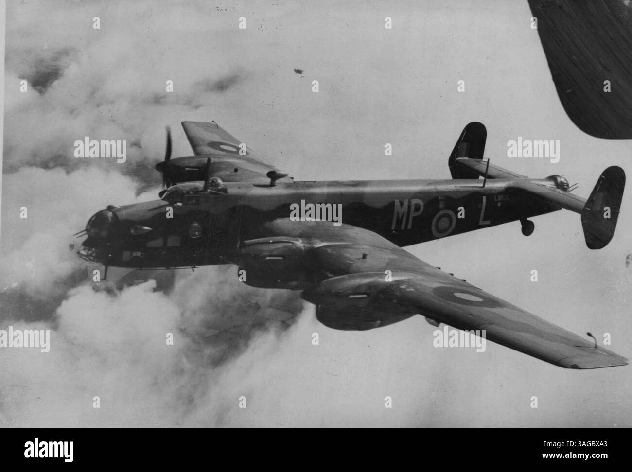 Tipi di aeromobili R.A.F. - The Handley Page Halifax ***** The Handley Page Halifax - ***** I nuovi bombardieri a quattro motori del bombardiere R.A.F. **** ha una portata di 99 piedi, una lunghezza di 70 **** e' alto 22 piedi. È alimentato con quattro ***** Motori Royce Merlin. In costruzione è un mezzo ***** con alette doppie e ***** assemblaggio. Un bombardiere Handle Page Halifax. 12 settembre 1941. (Foto di British Official Photograph). Foto Stock