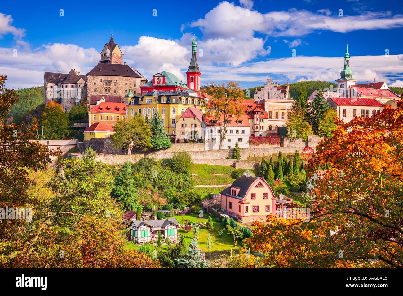 Loket, Boemia - Repubblica Ceca. Autunno con fogliame dorato, il suo centro medievale che sorge sopra il fiume Ohre, circondato da colline nebbiose e colorate Foto Stock