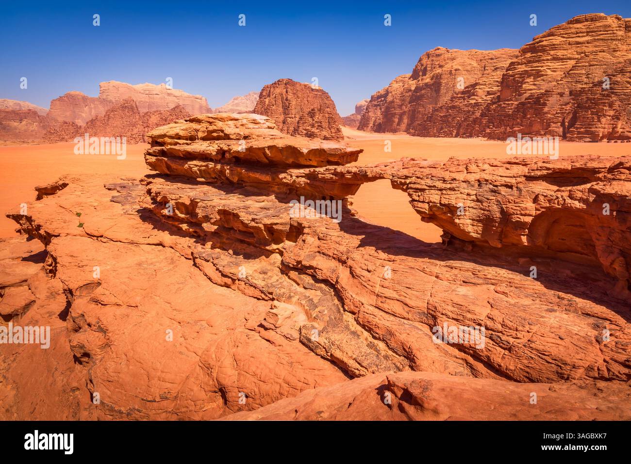 Wadi Rum, Giordania. Arco del Little Bridge e Khor al Ajram, valle panoramica con torreggianti scogliere di arenaria e paesaggi desertici mozzafiato. Foto Stock