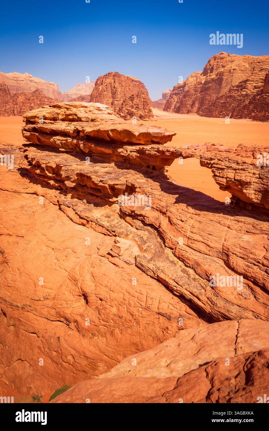 Wadi Rum, Giordania. Arco del Little Bridge e Khor al Ajram, con torreggianti scogliere e uno splendido paesaggio desertico. Foto Stock