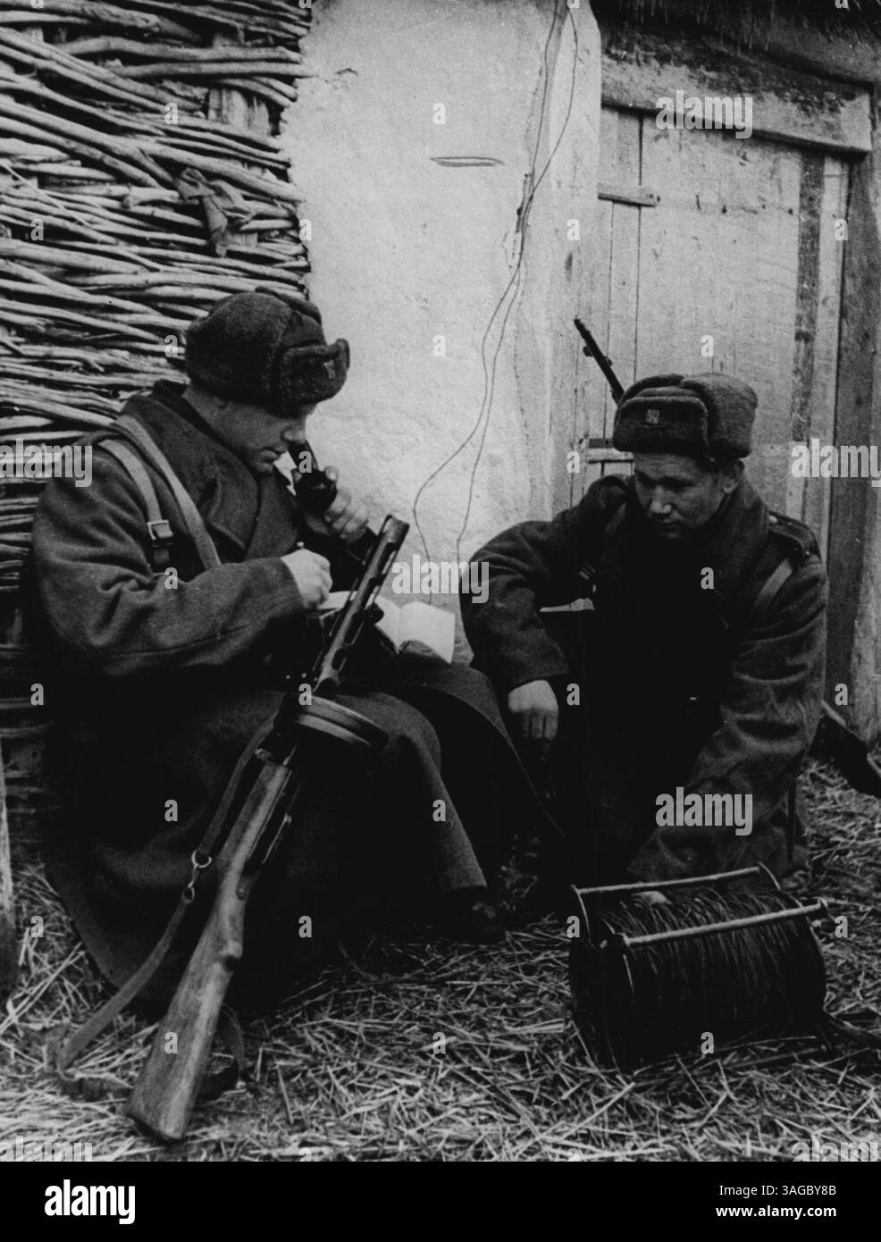 I cecoslovacchi combattono con l'Armata Rossa - Un'unità di uomini e donne cecoslovacchi comandata dal colonnello Ludvik Svoboda, sta ora combattendo con l'Armata Rossa sulla frontiera sovietico-tedesca. Per la prima volta le donne combattono membri di un'unità cecoslovacca. Due membri dell'unità telefonica annunciano la notizia della liberazione di un villaggio da parte dei Czechoslovak. 15 gennaio 1944. Foto Stock